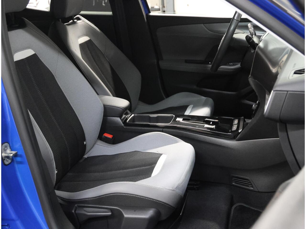 Opel MOKKA Mokka-e Business Elegance 50-kWh 11kw bl. 136PK | 1ste Eigenaar | ACCURAPPORT 92% | Armsteun | StoelStuurVerwarming | Navigatie | Climate Control | Adaptieve Cruise Control | LED | Camera | Isofix | Privacy Glass | Parkeersensoren |