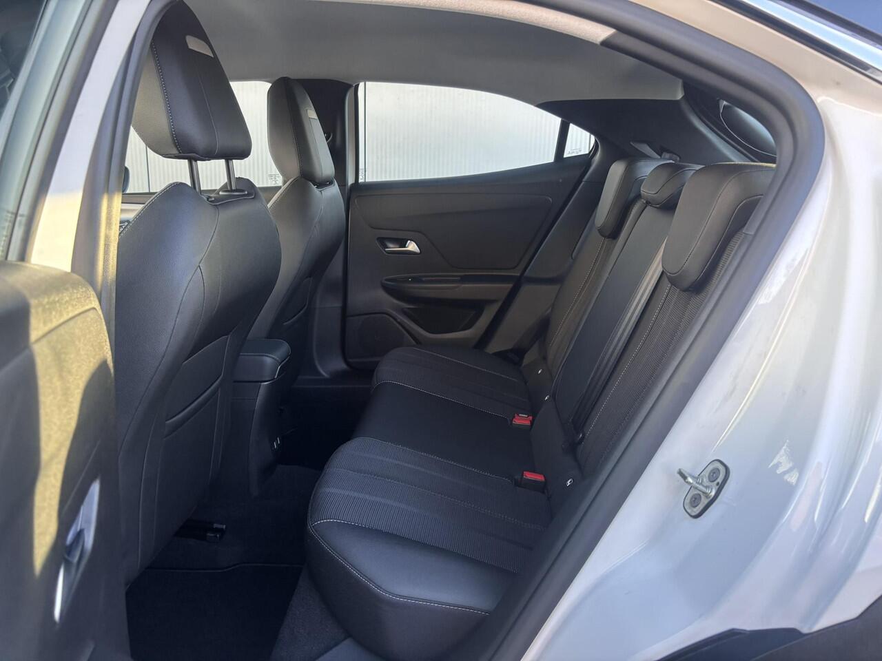 Opel MOKKA Elegance 1.2 Turbo 100pk | TWO-TONE! | NAVI PRO | 180° CAMERA | APPLE CARPLAY / ANDROID AUTO | CLIMATE CONTROL | LAGE KM-STAND! | ISOFIX |