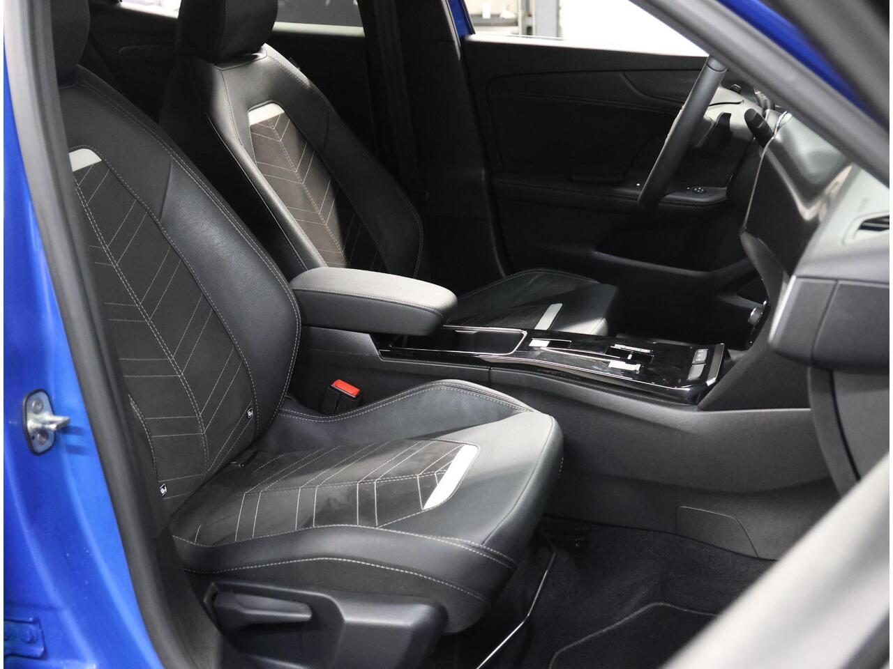 Opel MOKKA 1.2 Turbo Ultimate 130PK Automaat | Navigatie | Airco | Climate Control | Adaptieve Cruise Control | Achteruitrijcamera | Massage stoelen voor | Alcantara Bekleding | Keyless Entry/Start | Dodehoek Detectie | LED koplampen | Lichtmetalen Velgen 18" | Appl