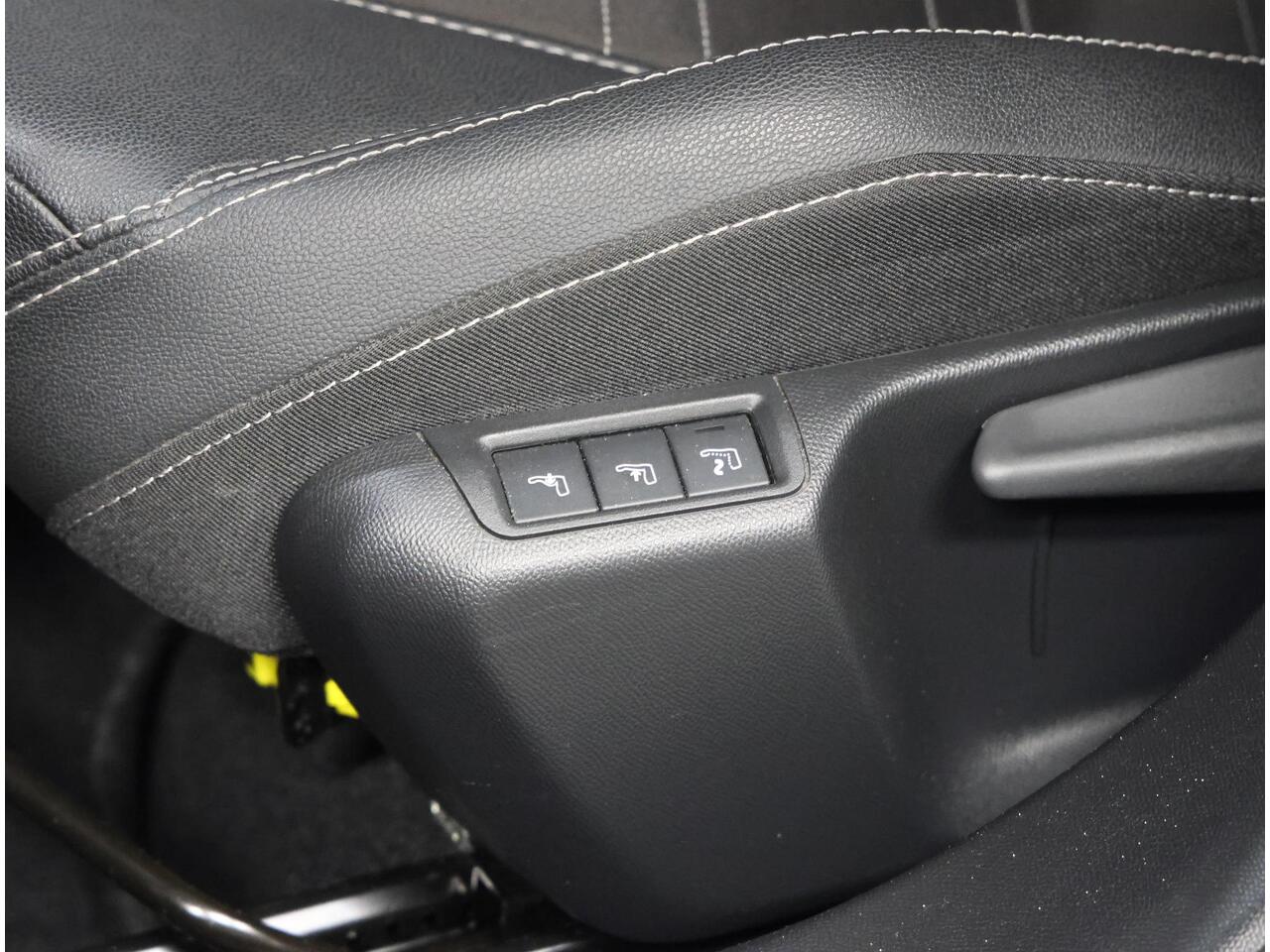 Opel MOKKA 1.2 Turbo Ultimate 130PK Automaat | Navigatie | Airco | Climate Control | Adaptieve Cruise Control | Achteruitrijcamera | Massage stoelen voor | Alcantara Bekleding | Keyless Entry/Start | Dodehoek Detectie | LED koplampen | Lichtmetalen Velgen 18" | Appl