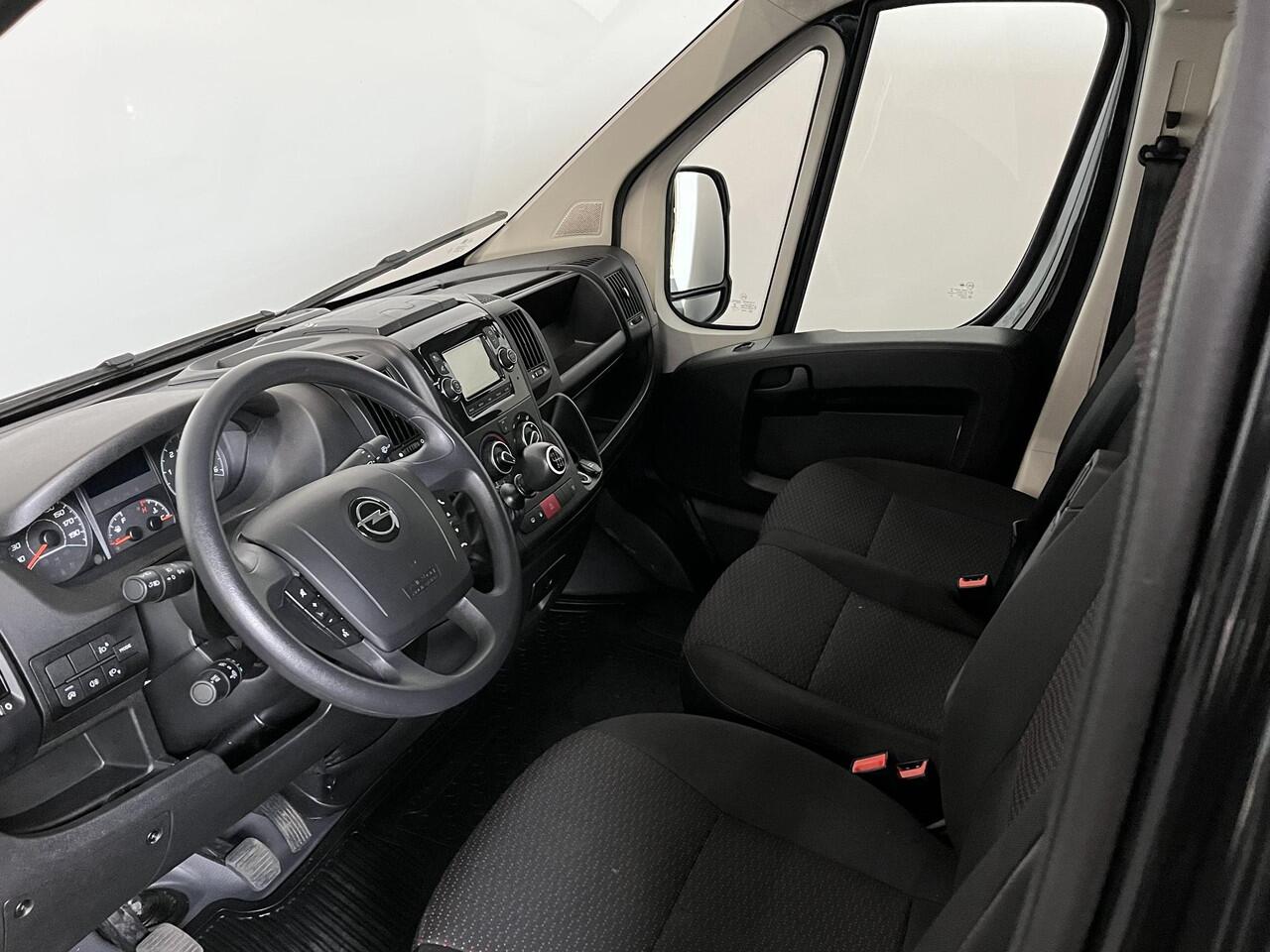 Opel MOVANO 140 PK L2H2 Edition Airco Navigatie Trekhaak Cruise control Nieuw Model Parkeersensoren