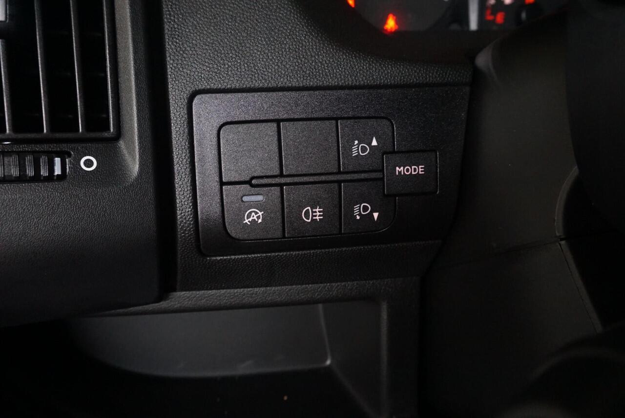 Opel MOVANO 140pk L2H2 Edition Navi Camera Parkeersensoren Trekhaak Cruise control Airco