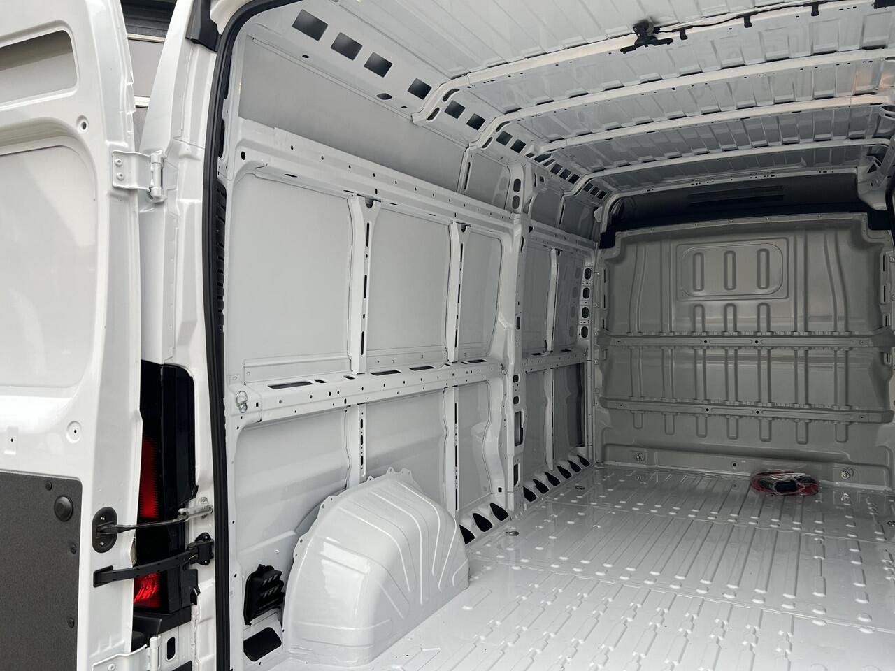 Opel MOVANO Electric L3H2 4.25t Zwaar 110 kWh | 8 jaar garantie | NAVI | Multimedia | Apple Carplay | Android Auto | Achteruitrijcamera | Parkeersensoren achter | Bestuurdersstoel comfort | Armsteun | Bank voorpassagiers | Lederen stuurwiel | Grootlicht assistent | M