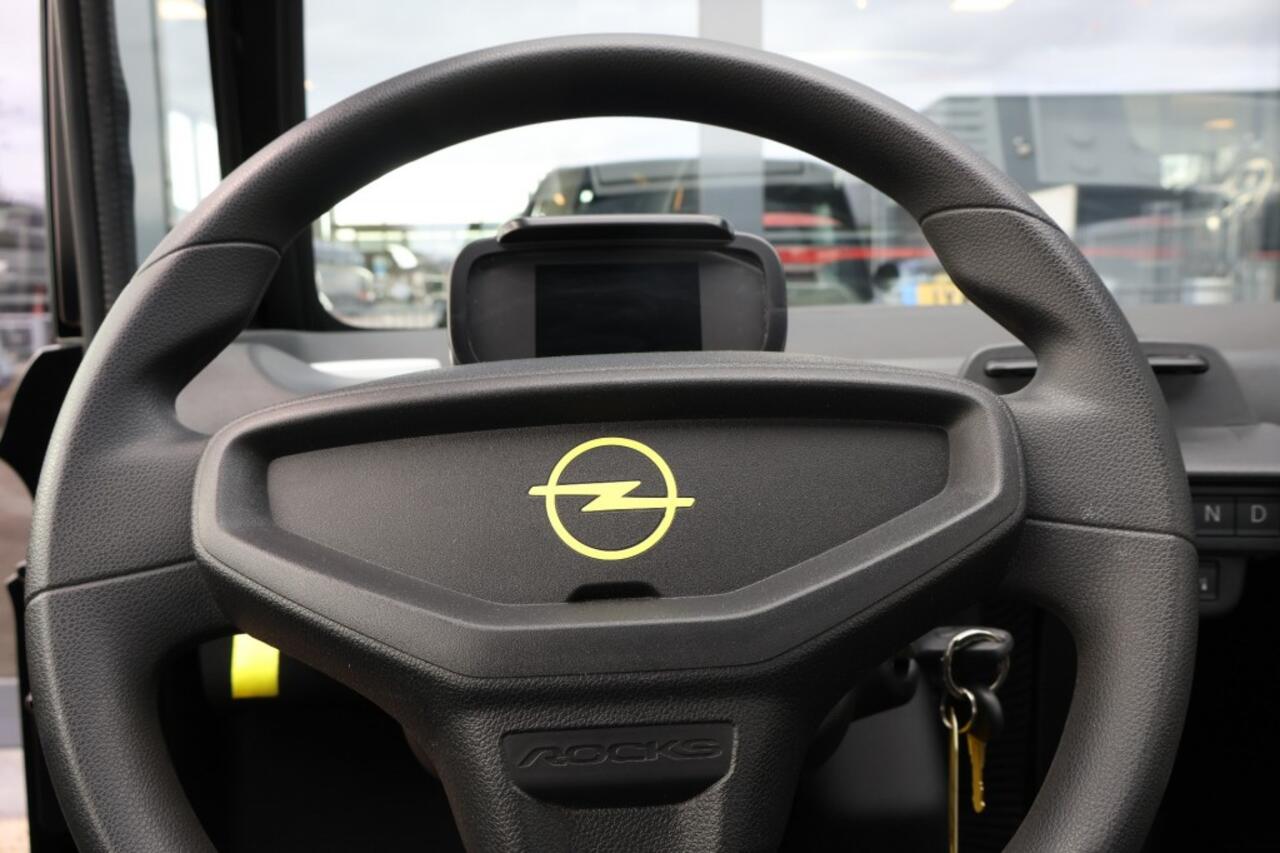 Opel Rocks-e MAT ZWART / All Season banden / zwarte ALU velgen