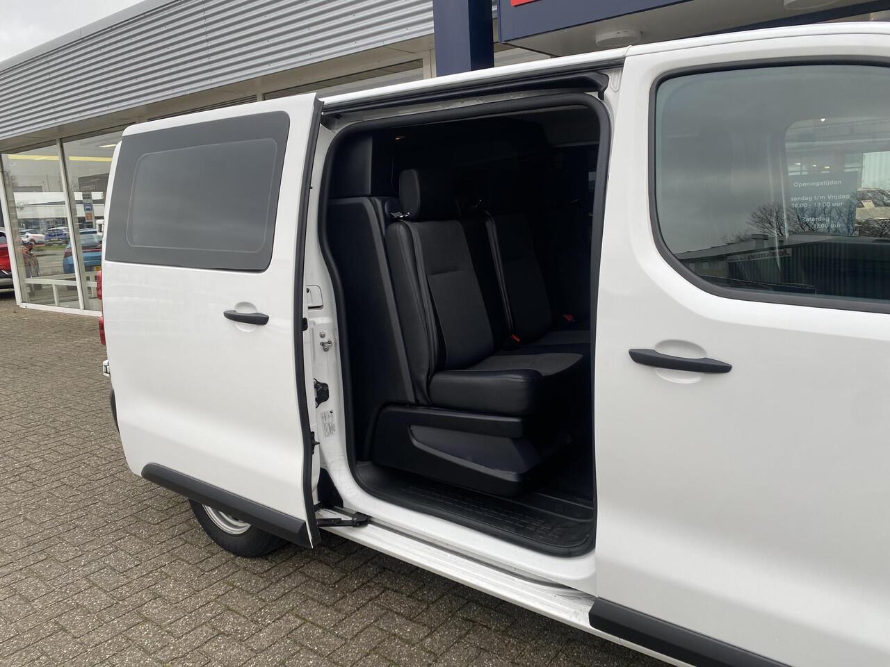 Opel VIVARO 1.5 CDTI L3H1 DC Selection / 6-Persoons / Cruise-Control / Trekhaak / Zijschuifdeur-Rechts / Houten-Vloer / Zijwandbekleding / Apple-Carplay & Android-Auto / Navi / Radio-Bluetooth / Airco / 16'' All-Seasons / ENZ.