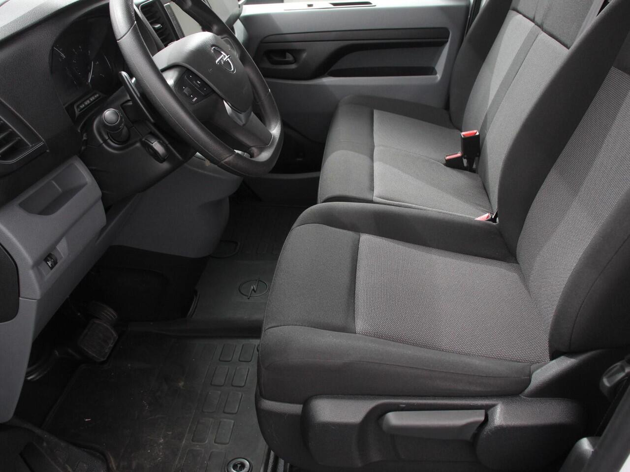 Opel VIVARO 2.0 CDTI L2H1 Edition 3-zits Automaat Navigatie Airco Bluetooth Trekhaak Parkeer sensoren