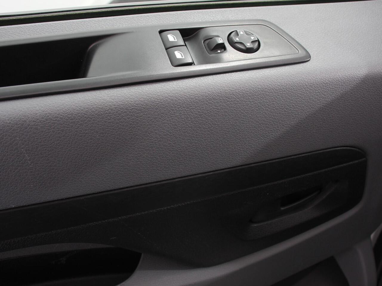 Opel VIVARO 2.0 CDTI L2H1 Edition 3-zits Automaat Navigatie Airco Bluetooth Trekhaak Parkeer sensoren