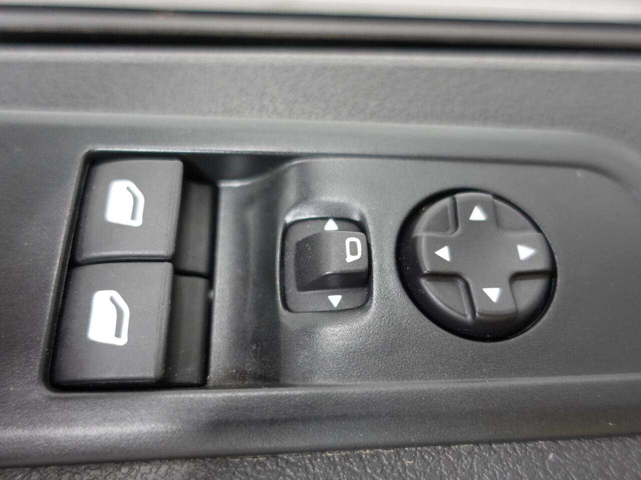 Opel VIVARO L3H1 145pk Automaat Navigatie Trekhaak Airco Bluetooth Cruise Control PDC achter
