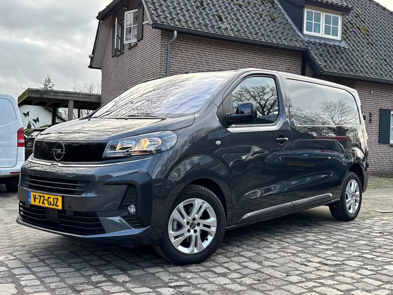 Opel VIVARO 2.0 D 145pk BPM VRIJ ecc,navigatie,camera,cruise,trekhaak,pdc