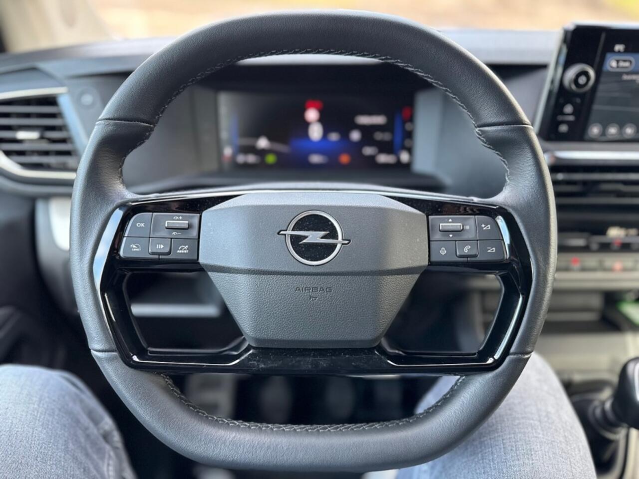 Opel VIVARO 2.0 D 145pk BPM VRIJ ecc,navigatie,camera,cruise,trekhaak,pdc