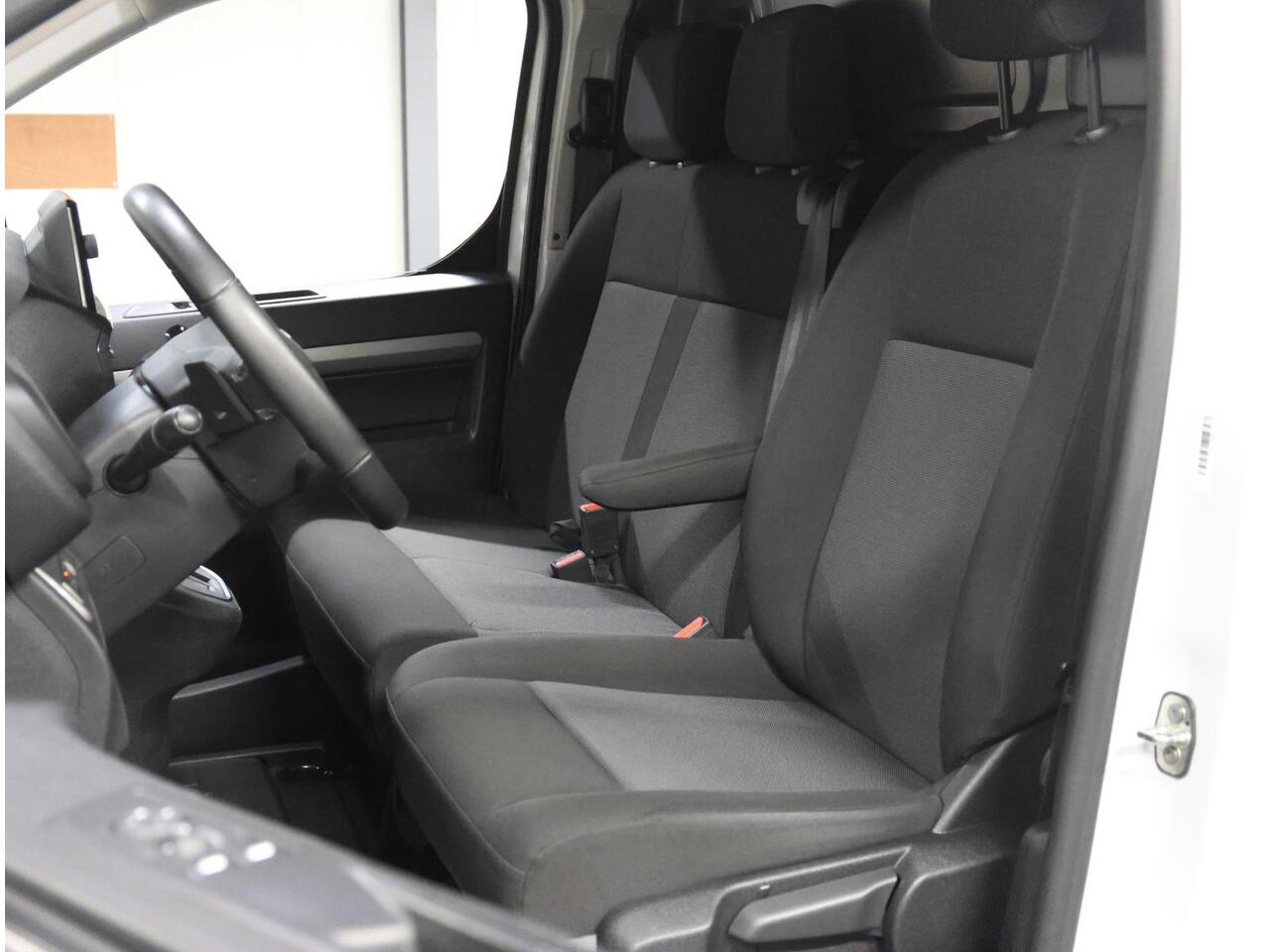 Opel VIVARO 2.0 Diesel 180PK S&S L3 | 1ste eigenaar | AUTOMAAT | AppleCarPlay/AndroidAuto | Armsteun | 3 Zits | Houtenlaadvloer | Navigatie | Keyless | Stuurverwarming | Climate Control | Cruise Control | Parkeersensoren |