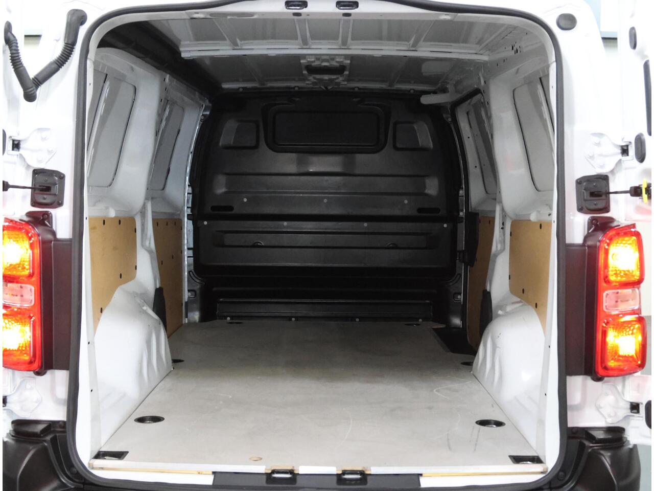 Opel VIVARO 2.0 180PK S&S L3 | 1ste eigenaar | AUTOMAAT | AppleCarPlay/AndroidAuto | Armsteun | 3 Zits | Houtenlaadvloer | Navigatie | Keyless | Stuurverwarming | Climate Control | Cruise Control | Parkeersensoren |