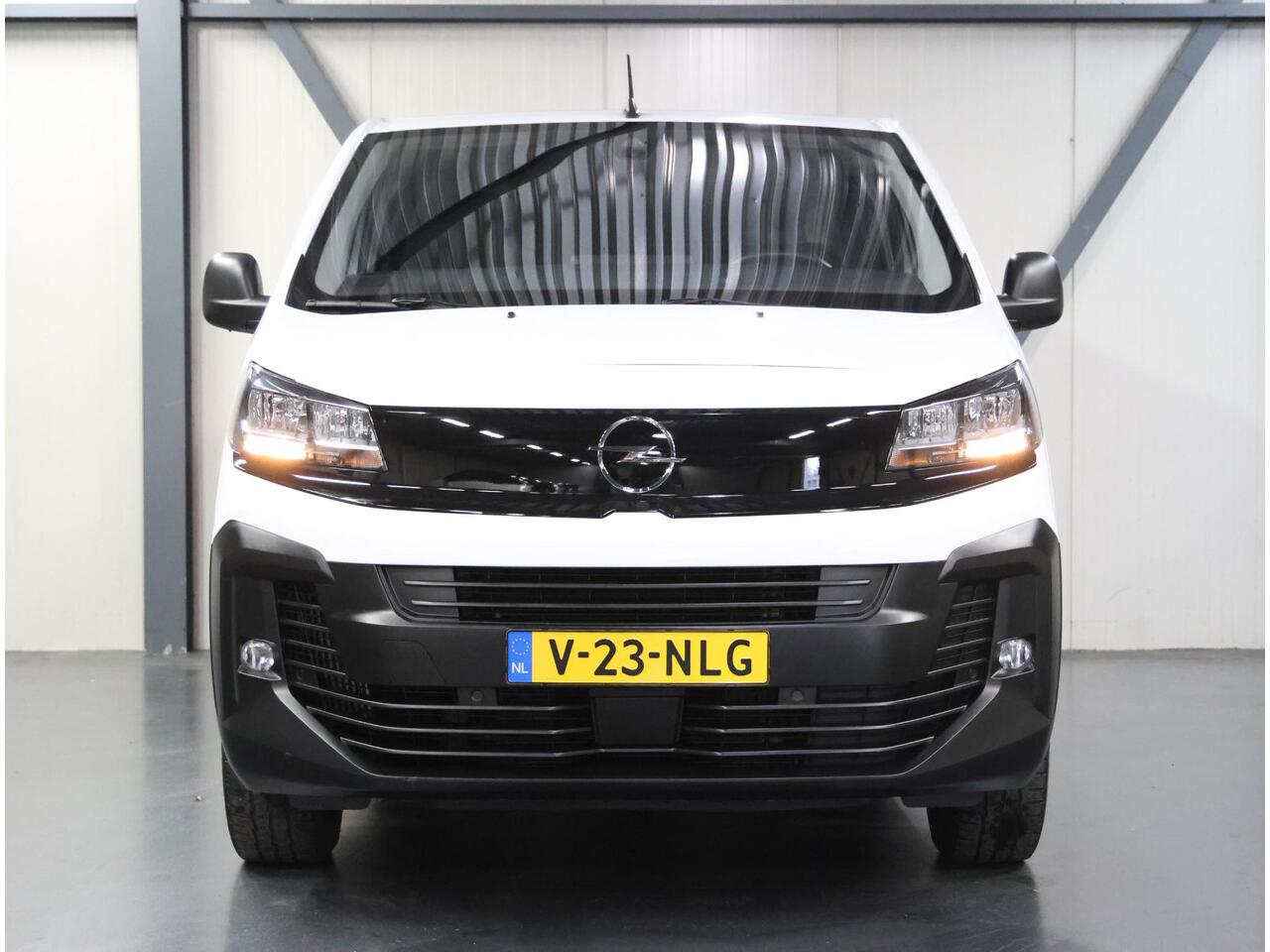 Opel VIVARO 2.0 180PK S&S L3 | 1ste eigenaar | AUTOMAAT | AppleCarPlay/AndroidAuto | Armsteun | 3 Zits | Houtenlaadvloer | Navigatie | Keyless | Stuurverwarming | Climate Control | Cruise Control | Parkeersensoren |