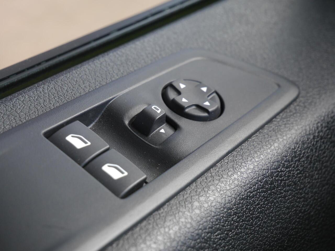 Opel VIVARO 2.0 Diesel 145 L3 | Lage km.stand | 3 Zits Parkeersensoren achter | Regensensor | Achterdeuren met ramen | Airco | Digtitaal instrumentenpaneel | Trekhaakvoorbereiding