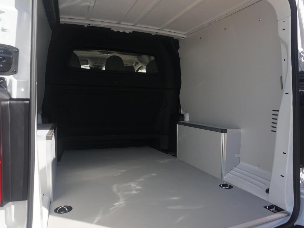 Opel VIVARO Electric 75 kWh Dubbele Cabine | 2x schuifdeur | 0% rente | 8 jaar garantie | Dynamic Surround View Pakket| Comfort Pakket | Exterieur Pakket | Winterpakket | Apple Carplay | rondom zicht camera's | LM velgen | Dodehoek detectie | parkeersensoren voor & a