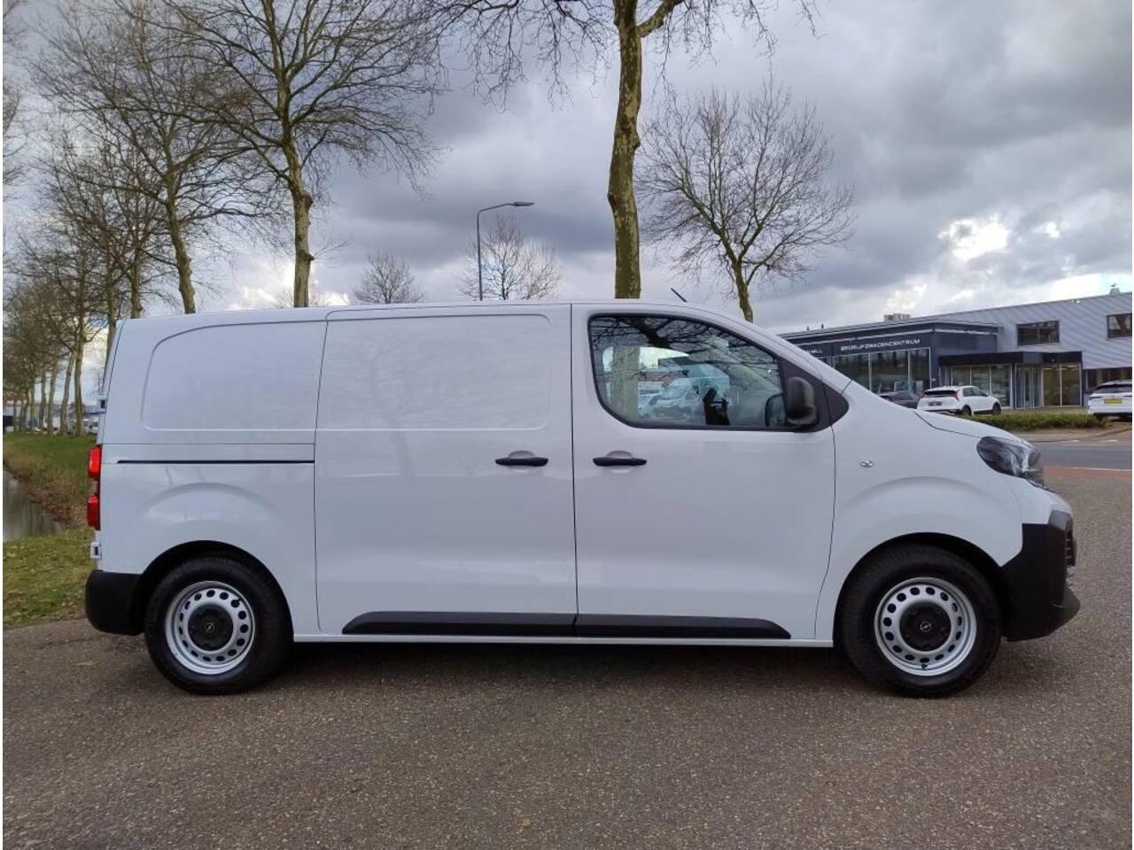 Opel VIVARO Electric L2 75 kWh 136pk | ACTIE! | 8 jaar garantie | 0% financial lease | Multimedia | Apple Carplay | Android Auto | Achteruitrijcamera | Parkeersensoren voor en achter | Digitale cockpit | Stuurwielbediening | Tussenwand comfort met raam | Bestuurderss