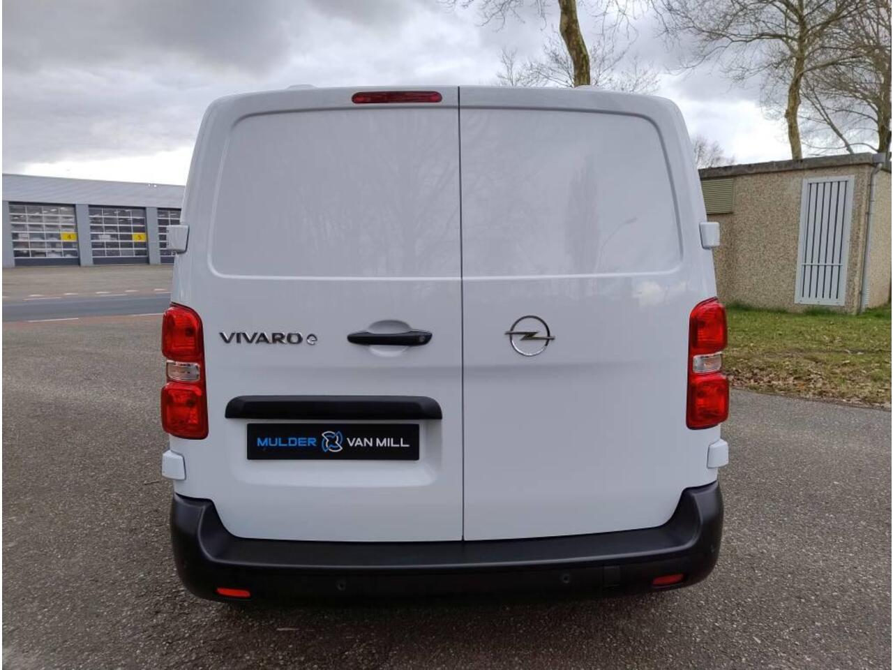 Opel VIVARO Electric L2 75 kWh 136pk | 8 jaar garantie | 0% financial lease | Multimedia | Apple Carplay | Android Auto | Achteruitrijcamera | Parkeersensoren voor en achter | Digitale cockpit | Stuurwielbediening | Tussenwand comfort met raam | Bestuurdersstoel comf