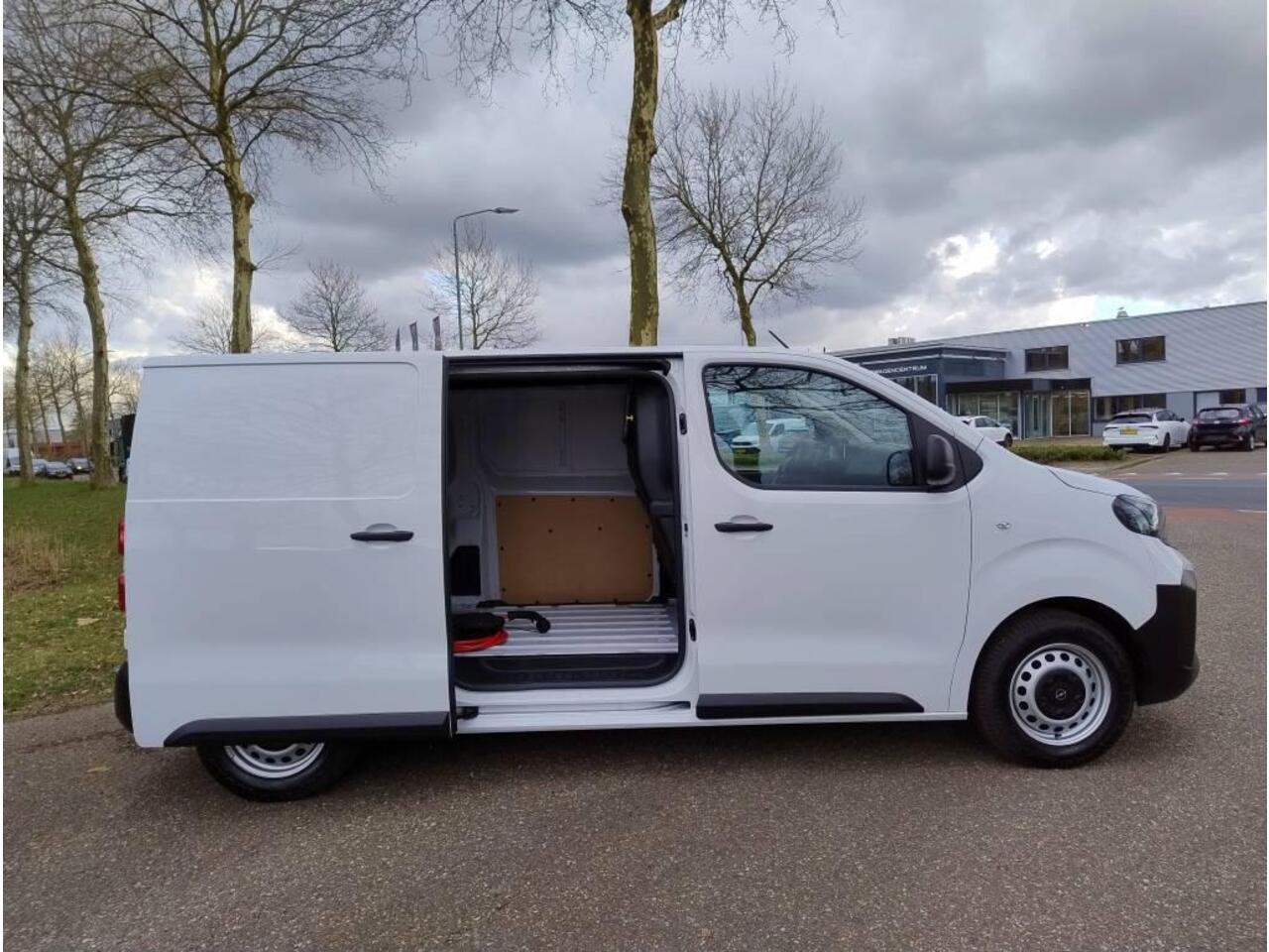 Opel VIVARO Electric L2 75 kWh 136pk | 8 jaar garantie | 0% financial lease | Multimedia | Apple Carplay | Android Auto | Achteruitrijcamera | Parkeersensoren voor en achter | Digitale cockpit | Stuurwielbediening | Tussenwand comfort met raam | Bestuurdersstoel comf