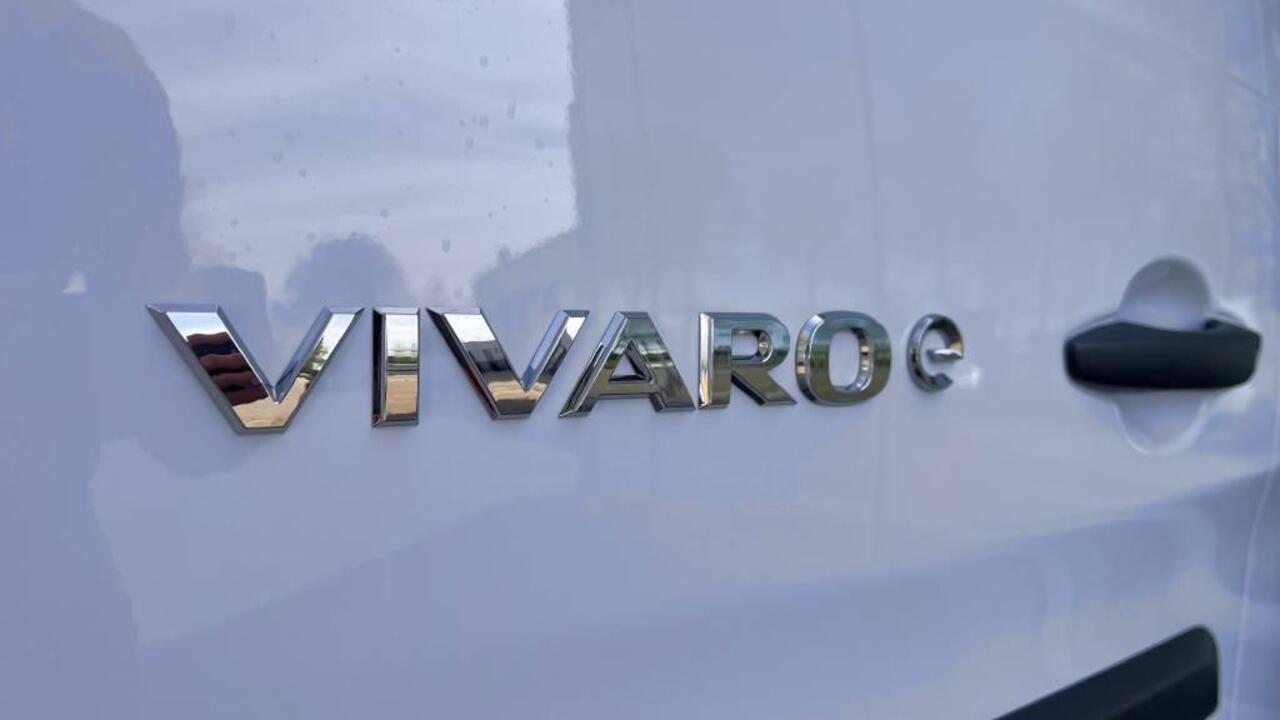 Opel VIVARO Electric L3 75 kWh 136pk | 8 jaar garantie | 0% financial lease | Multimedia | Apple Carplay | Android Auto | Achteruitrijcamera | Parkeersensoren voor en achter | Digitale cockpit | Stuurwielbediening | Tussenwand comfort met raam | Bestuurdersstoel comf