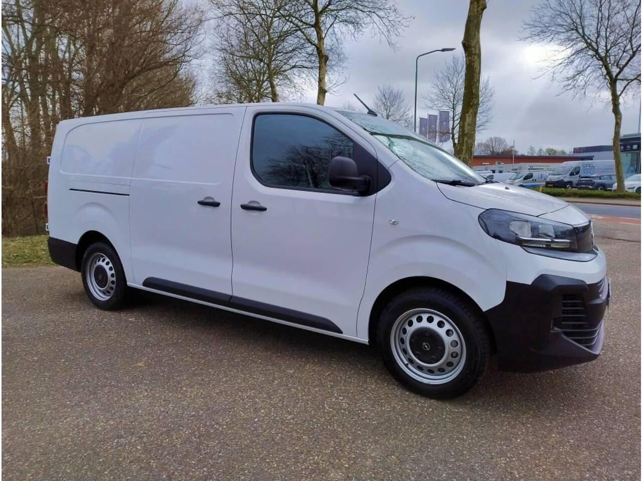 Opel VIVARO Electric L3 75 kWh 136pk | 8 jaar garantie | 0% financial lease | Multimedia | Apple Carplay | Android Auto | Achteruitrijcamera | Parkeersensoren voor en achter | Digitale cockpit | Stuurwielbediening | Tussenwand comfort met raam | Bestuurdersstoel comf