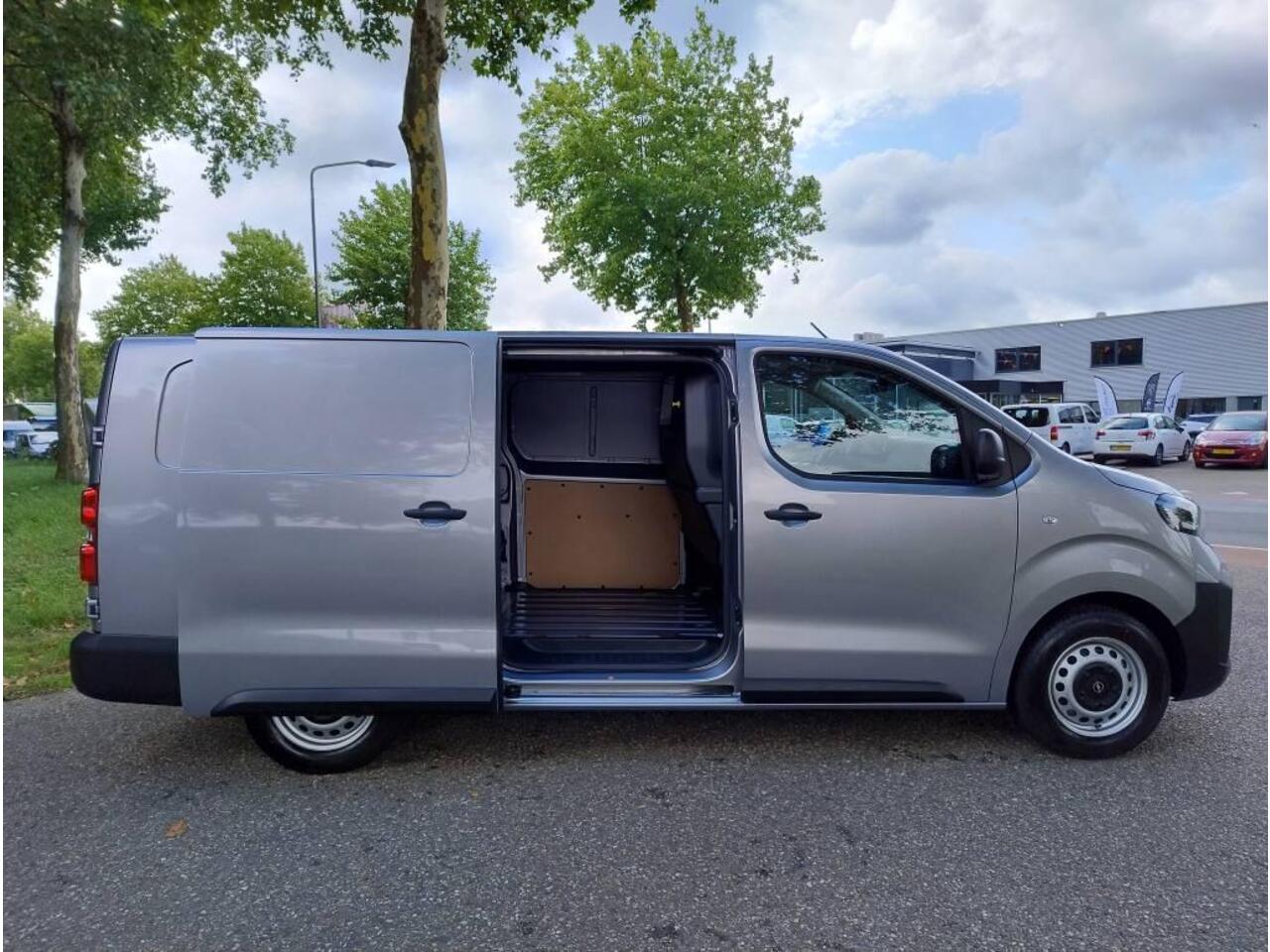 Opel VIVARO Electric L3 75 kWh 136pk | 8 jaar garantie | 0% financial lease | Multimedia | Apple Carplay | Android Auto | Achteruitrijcamera | Parkeersensoren voor en achter | Digitale cockpit | Stuurwielbediening | Tussenwand comfort met raam | Bestuurdersstoel comf