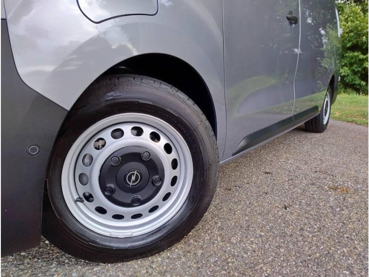 Opel VIVARO Electric L3 75 kWh 136pk | 8 jaar garantie | 0% financial lease | Multimedia | Apple Carplay | Android Auto | Achteruitrijcamera | Parkeersensoren voor en achter | Digitale cockpit | Stuurwielbediening | Tussenwand comfort met raam | Bestuurdersstoel comf