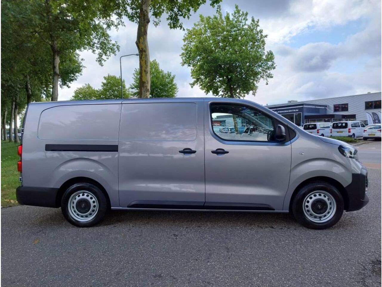 Opel VIVARO Electric L3 75 kWh 136pk | 8 jaar garantie | 0% financial lease | Multimedia | Apple Carplay | Android Auto | Achteruitrijcamera | Parkeersensoren voor en achter | Digitale cockpit | Stuurwielbediening | Tussenwand comfort met raam | Bestuurdersstoel comf