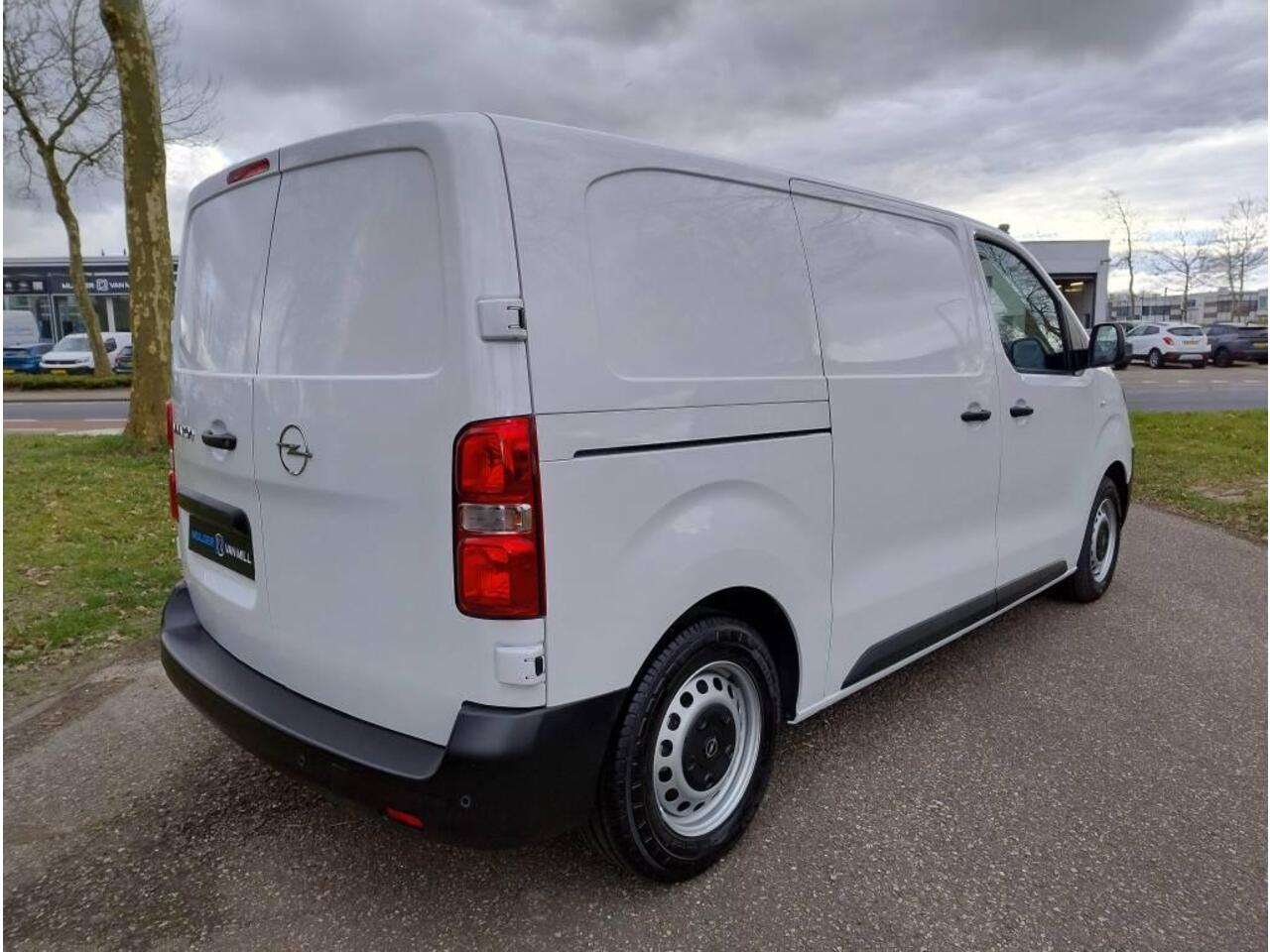 Opel VIVARO Electric L2 75 kWh 136pk | 8 jaar garantie | 0% financial lease | Multimedia | Apple Carplay | Android Auto | Achteruitrijcamera | Parkeersensoren achter | Digitale cockpit | Stuurwielbediening | Bestuurdersstoel comfort | Bank voorpassagiers | van ¤45.43