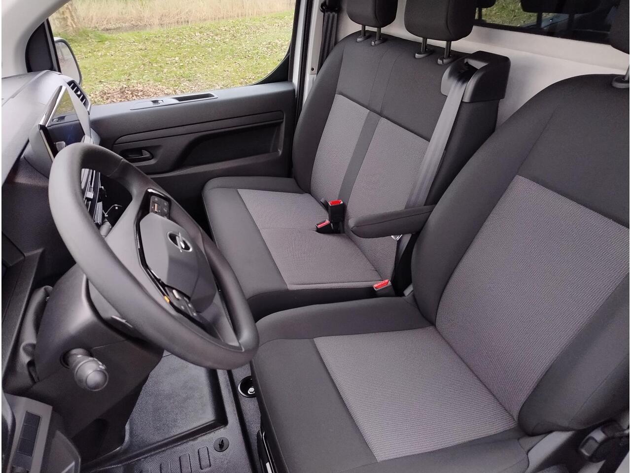 Opel VIVARO Electric L2 75 kWh 136pk | 8 jaar garantie | 0% financial lease | Multimedia | Apple Carplay | Android Auto | Achteruitrijcamera | Parkeersensoren achter | Digital cockpit | Stuurwielbediening | Bestuurdersstoel comfort | Bank voorpassagiers | van ¤45.981