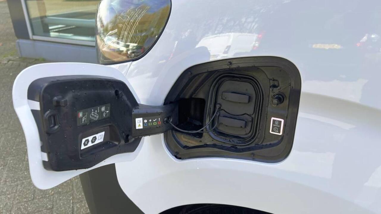 Opel VIVARO Electric L3 75 kWh 136pk | 8 jaar garantie | 0% financial lease | Houten afwerking laadruimte | NAVI | Multimedia | Apple Carplay | Android Auto | Achteruitrijcamera | Parkeersensoren voor en achter | Dode hoek detectie | Digitale cockpit | Stuurwielbedie