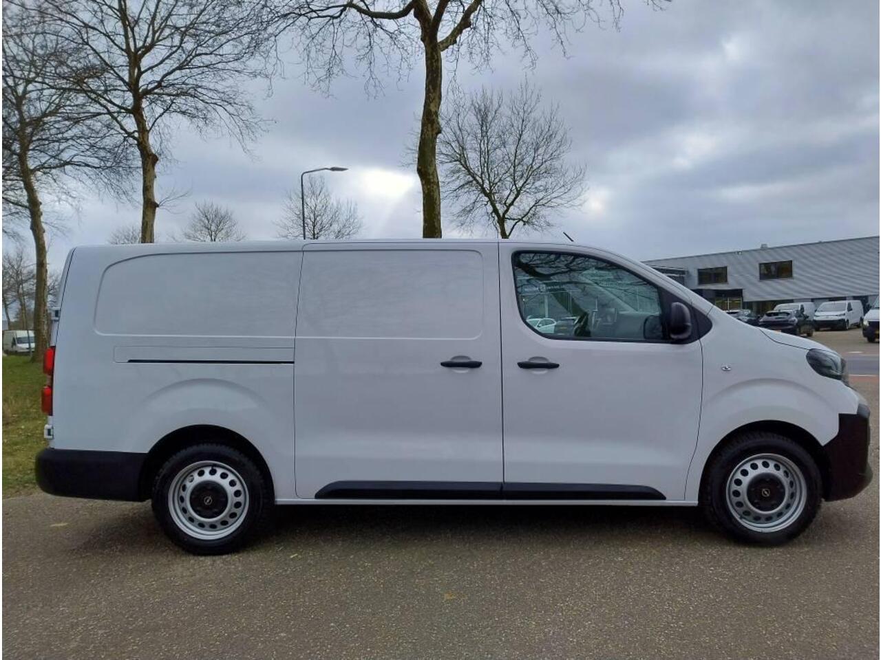 Opel VIVARO Electric L3 75 kWh 136pk | 8 jaar garantie | 0% financial lease | Multimedia | Apple Carplay | Android Auto | Achteruitrijcamera | Parkeersensoren achter | Ditale cockpit | Stuurwielbediening | Bestuurdersstoel comfort | Bank voorpassagiers | van ¤46.330 