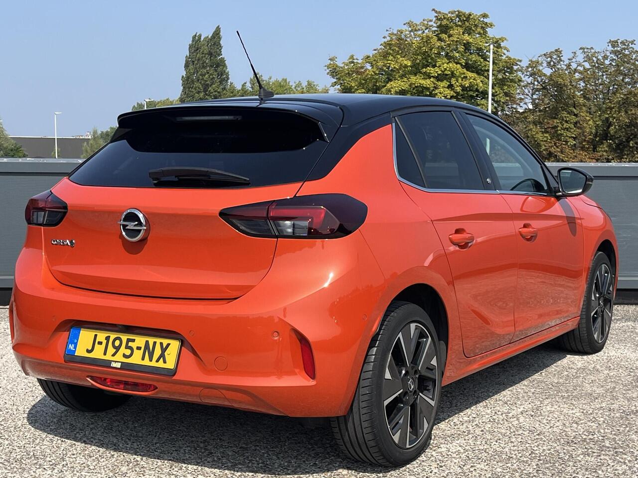 Opel e-Corsa Elegance 3-FASEN 50kWh 136pk | NAVI | APPLE CARPLAY / ANDROID AUTO | WINTERPACK | 17'' LM-VELGEN | DAKKLEUR ZWART |