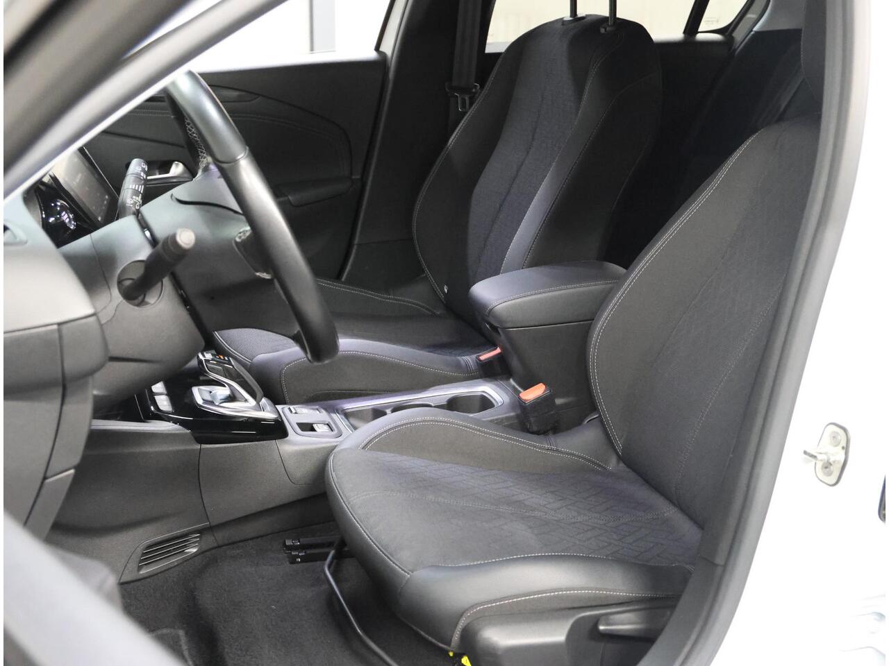 Opel e-Corsa Elegance 50kWh 136PK | AppleCarplay/AndroidAuto | 3 FASE | Camera | 17"LMV | Adaptive Cruise Control | Climate Control | Keyless | AUTOMAAT | Two-Tone | LED | Parkeersensoren | Isofix | Privacy Glass |