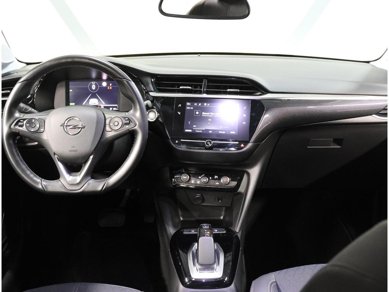 Opel e-Corsa Elegance 50kWh 136PK | AppleCarplay/AndroidAuto | 3 FASE | Camera | 17"LMV | Adaptive Cruise Control | Climate Control | Keyless | AUTOMAAT | Two-Tone | LED | Parkeersensoren | Isofix | Privacy Glass |