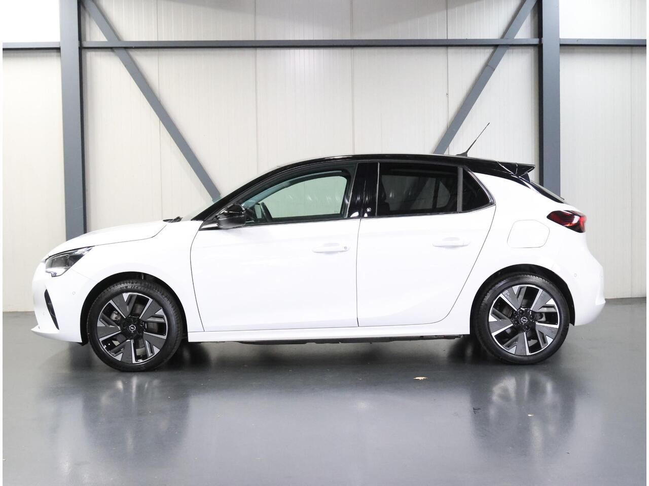 Opel e-Corsa Elegance 50kWh 136PK | AppleCarplay/AndroidAuto | 3 FASE | Camera | 17"LMV | Adaptive Cruise Control | Climate Control | Keyless | AUTOMAAT | Two-Tone | LED | Parkeersensoren | Isofix | Privacy Glass |