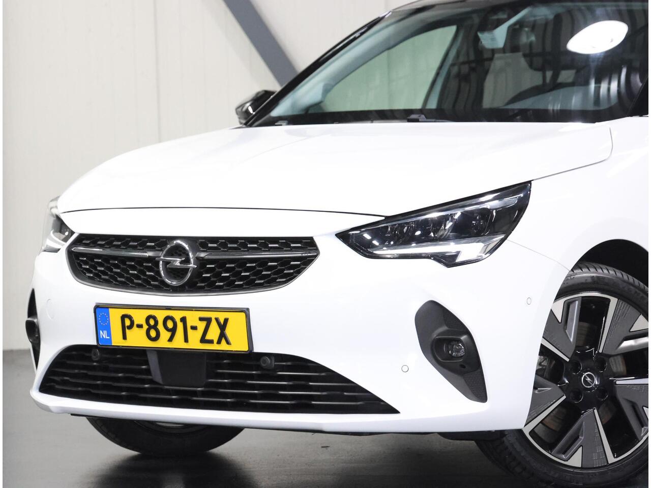 Opel e-Corsa Elegance 50kWh 136PK | AppleCarplay/AndroidAuto | 3 FASE | Camera | 17"LMV | Adaptive Cruise Control | Climate Control | Keyless | AUTOMAAT | Two-Tone | LED | Parkeersensoren | Isofix | Privacy Glass |