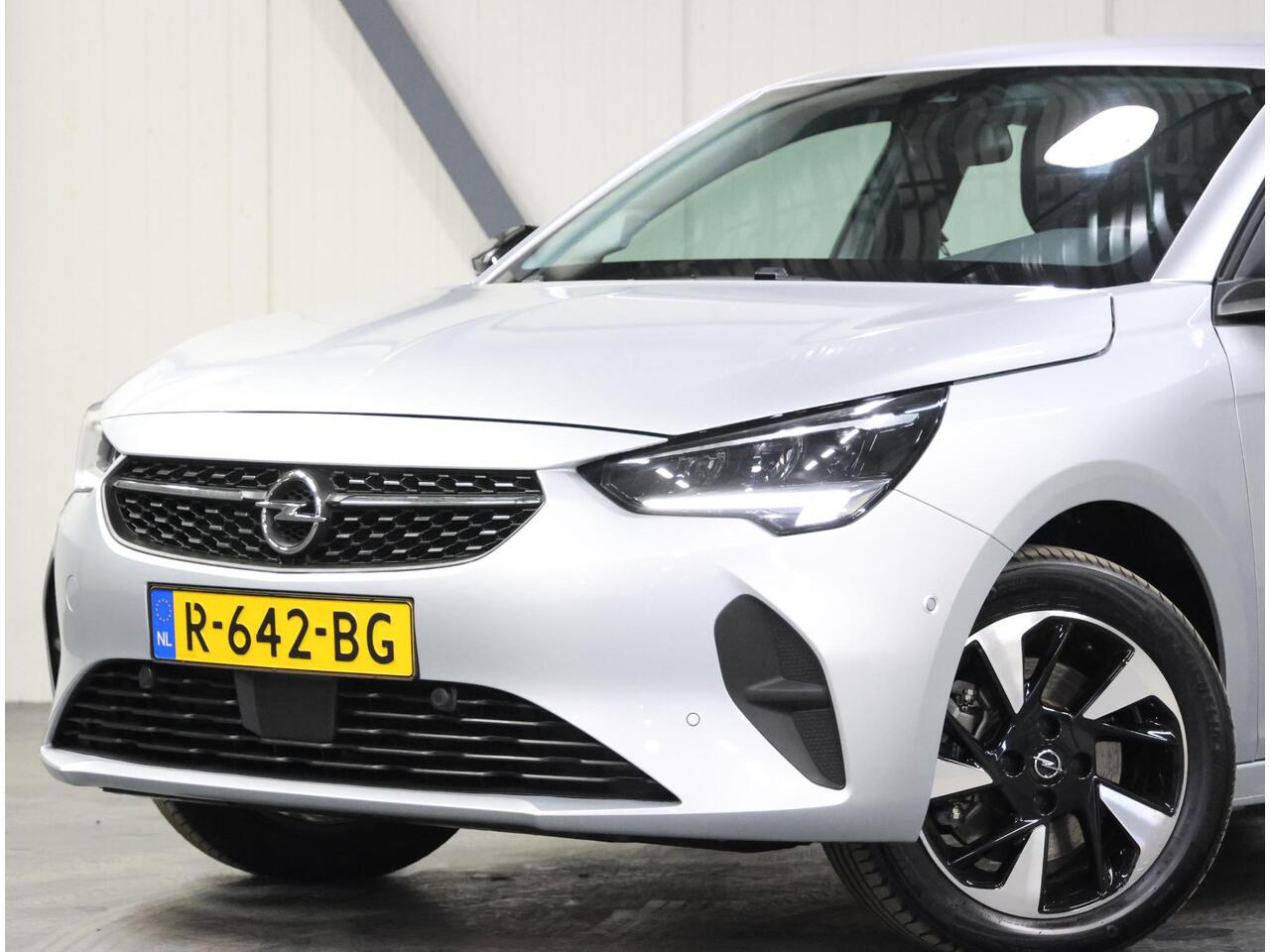 Opel e-Corsa Elegance 50kWh 136PK | 1ste eigenaar | AppleCarPlay/AndroidAuto | ACCURAPPORT 93% | 3 FASE | Armsteun | Camera | Dodehoekdetectie | Keyless | Navigatie | AUTOMAAT | Parkeersensoren | Isofix |