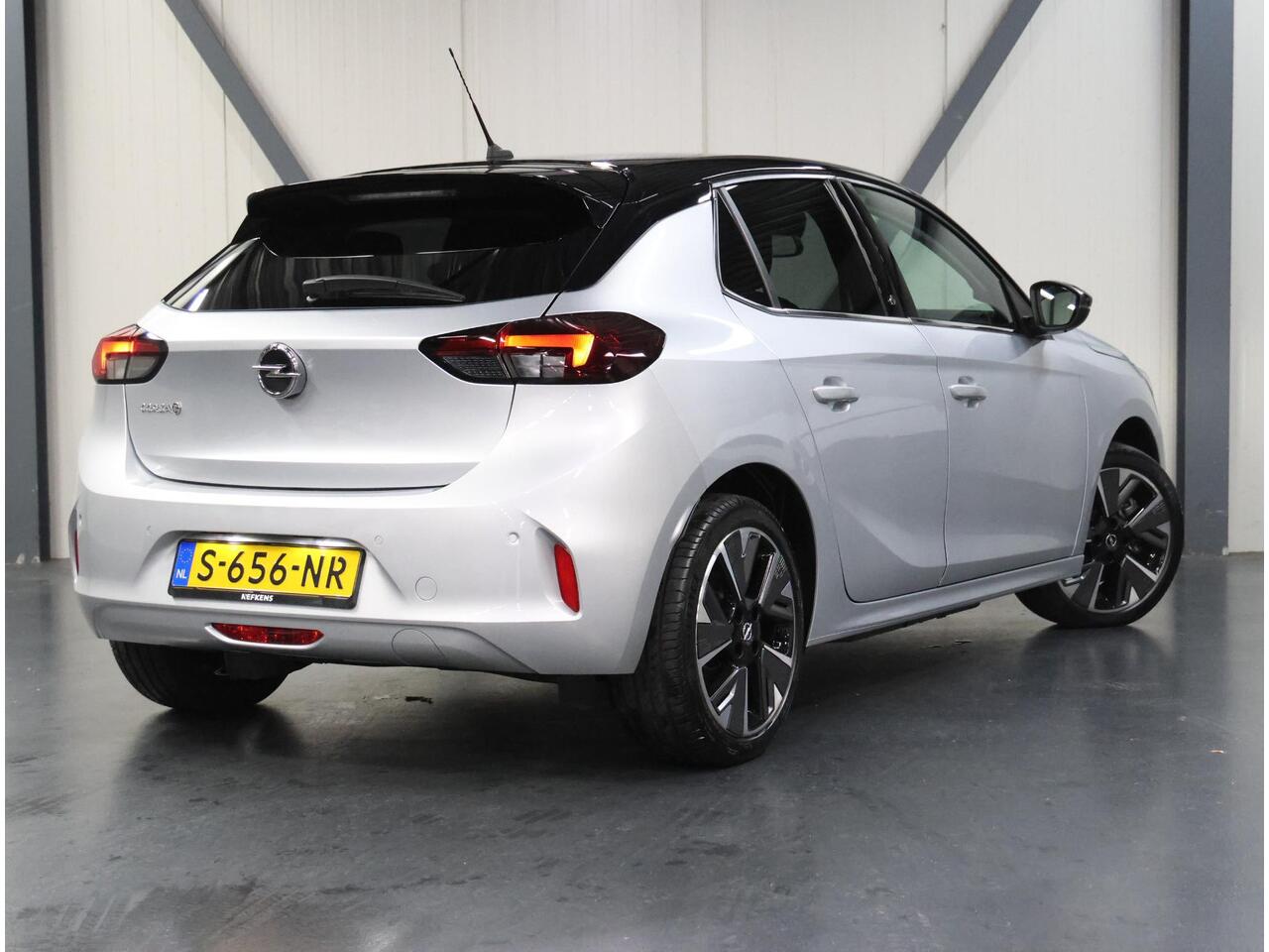 Opel e-Corsa Level 3 50kWh 136PK | 1ste eigenaar | 97%ACCURAPPORT | 3 FASE | Winterpakket | 17"LMV | Parkeersensoren | Navigatie | AUTOMAAT | LM velgen | Keyless | Two-Tone | LED | Parkeersensoren | Privacy Glass | Isofix |