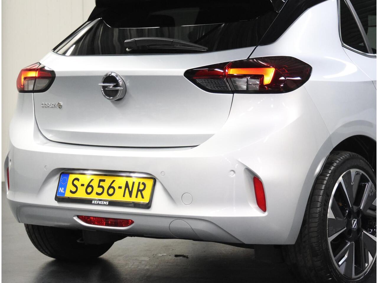 Opel e-Corsa Level 3 50kWh 136PK | 1ste eigenaar | 97%ACCURAPPORT | 3 FASE | Winterpakket | 17"LMV | Parkeersensoren | Navigatie | AUTOMAAT | LM velgen | Keyless | Two-Tone | LED | Parkeersensoren | Privacy Glass | Isofix |