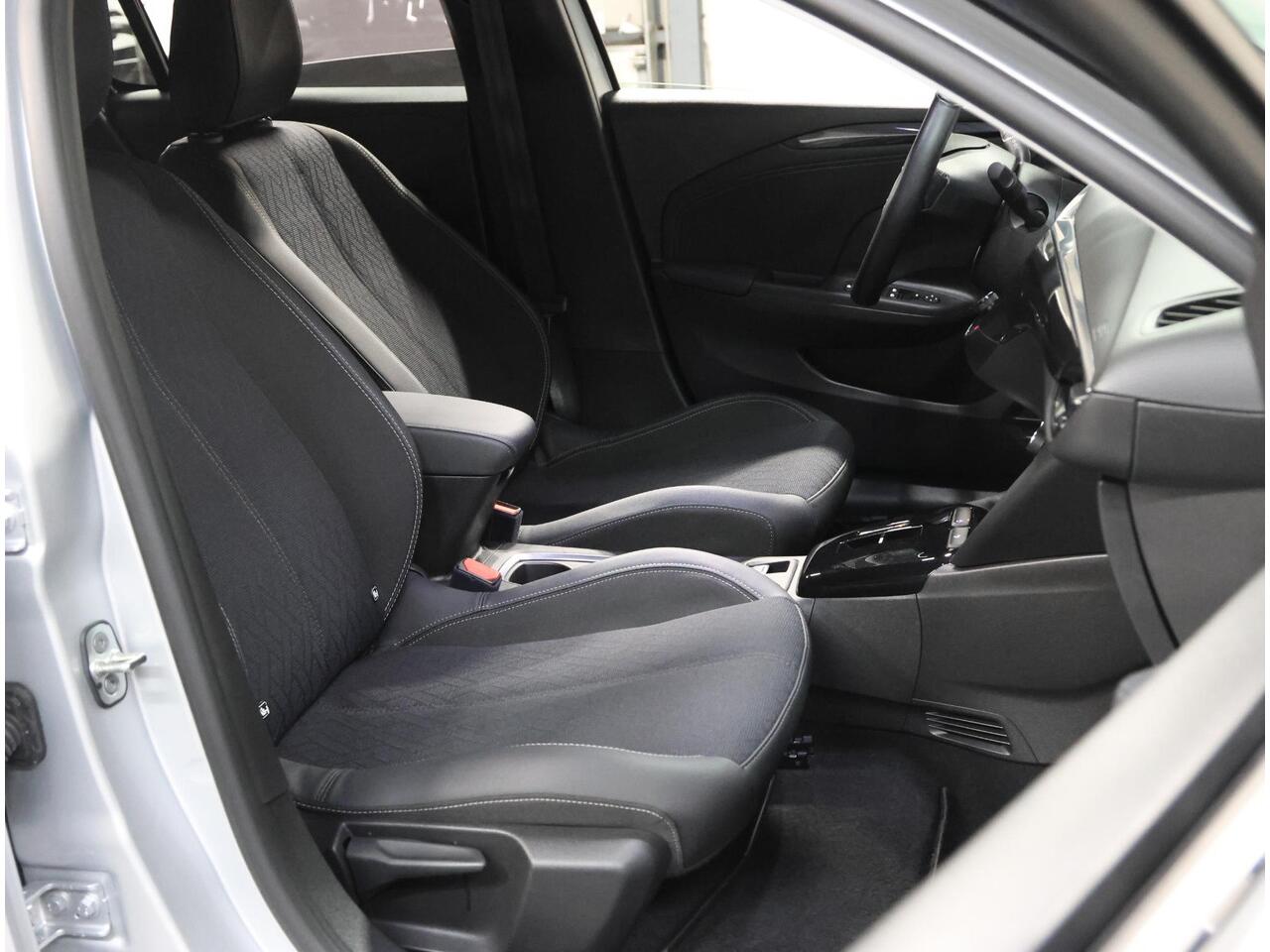 Opel e-Corsa Level 3 50kWh 136PK | 1ste eigenaar | 97%ACCURAPPORT | 3 FASE | Winterpakket | 17"LMV | Parkeersensoren | Navigatie | AUTOMAAT | LM velgen | Keyless | Two-Tone | LED | Parkeersensoren | Privacy Glass | Isofix |