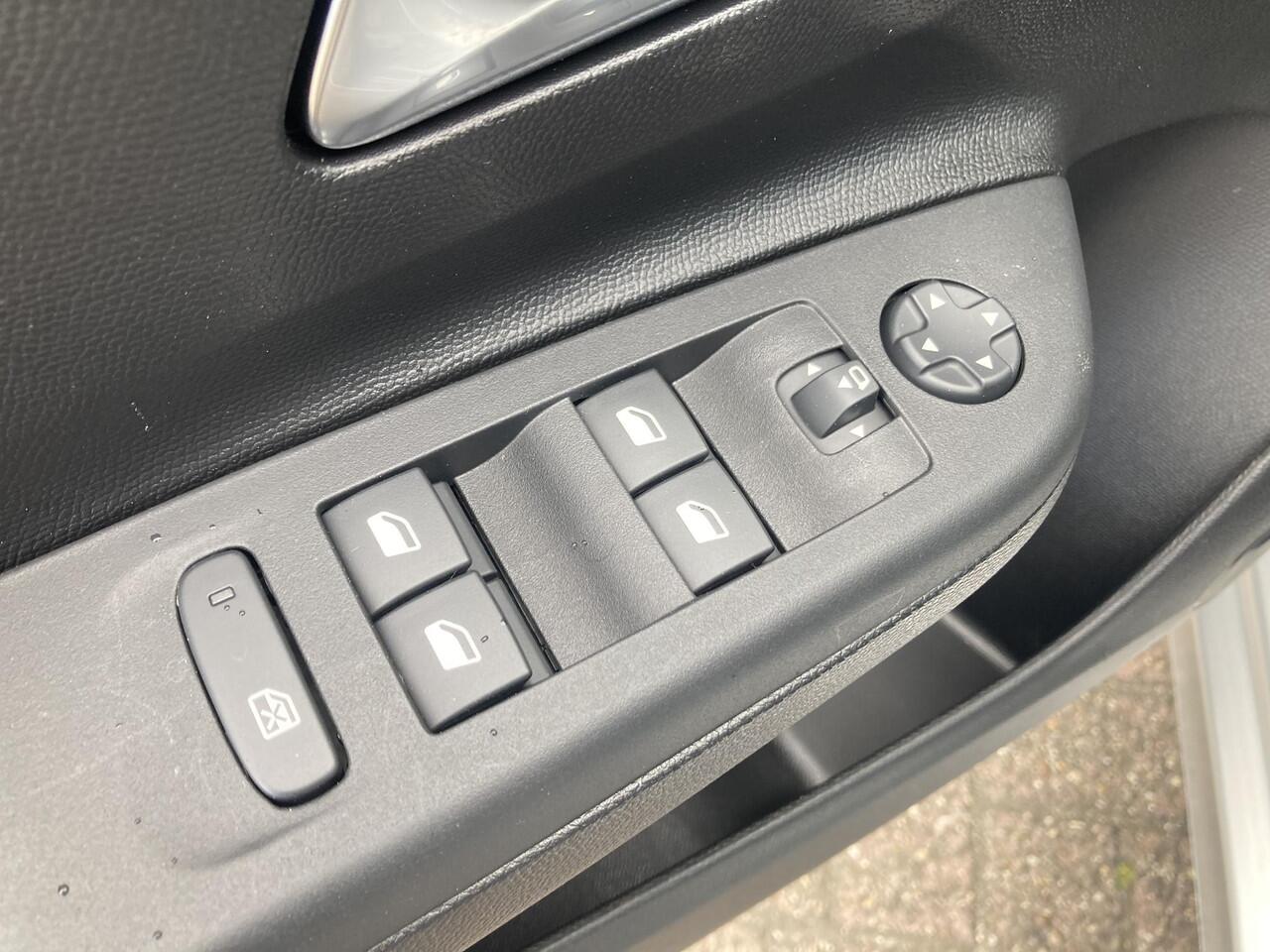 Opel e-Corsa 51 kWh Long Range Business Edition | NIEUW | DIRECT LEVERBAAR | Navigatie via Carplay/ Android auto | Climate control | Cruise control | Achteruitrijcamera | Warmtepomp | Parkeersensoren |