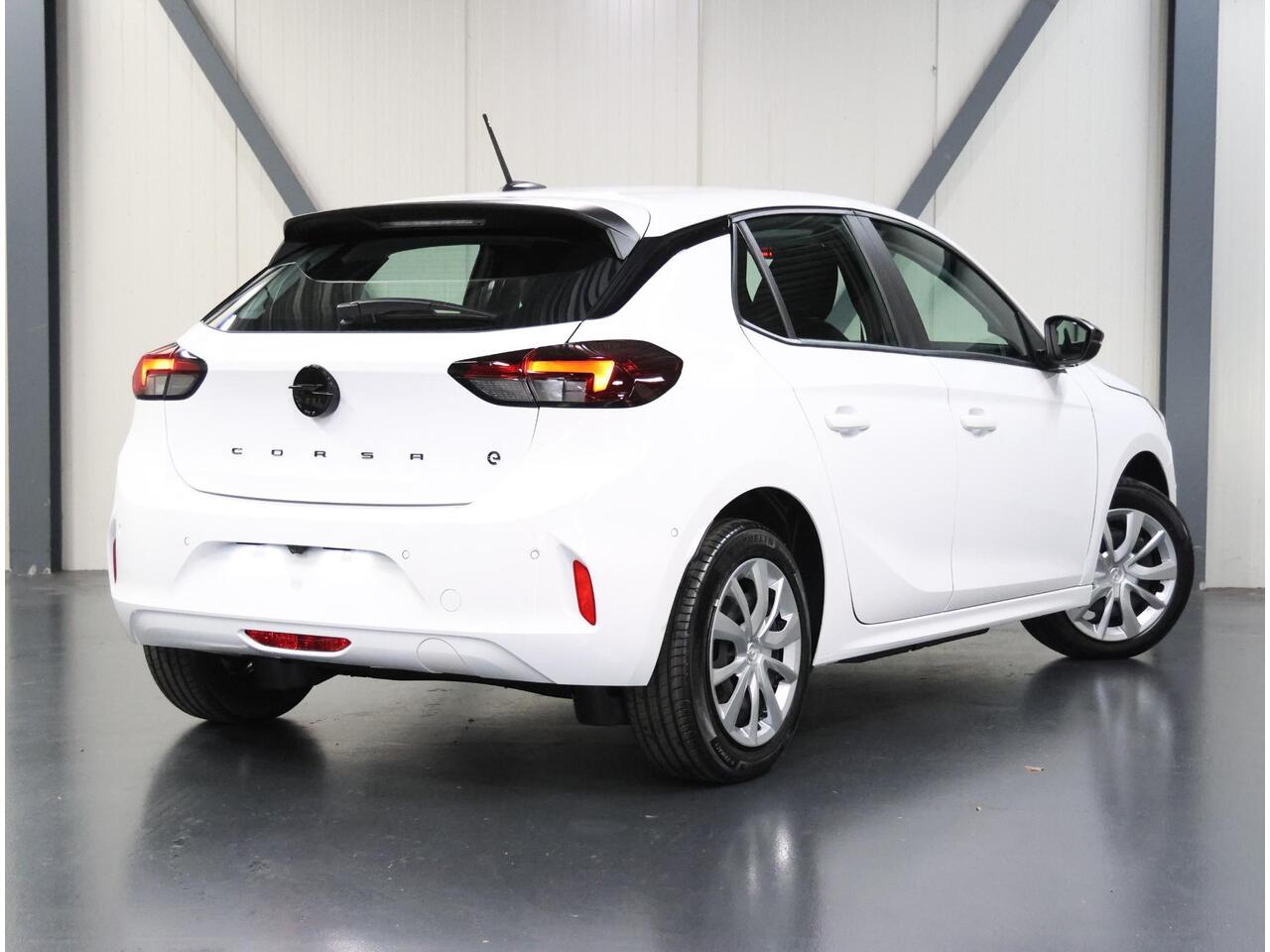 Opel e-Corsa Electric Long Range Business Edition 51 kWh 145PK | AppleCarplay/AndroidAuto | Camera | 11KW Boardlader | Parkeersensoren | Climate Control | Cruise Control | LED koplampen |