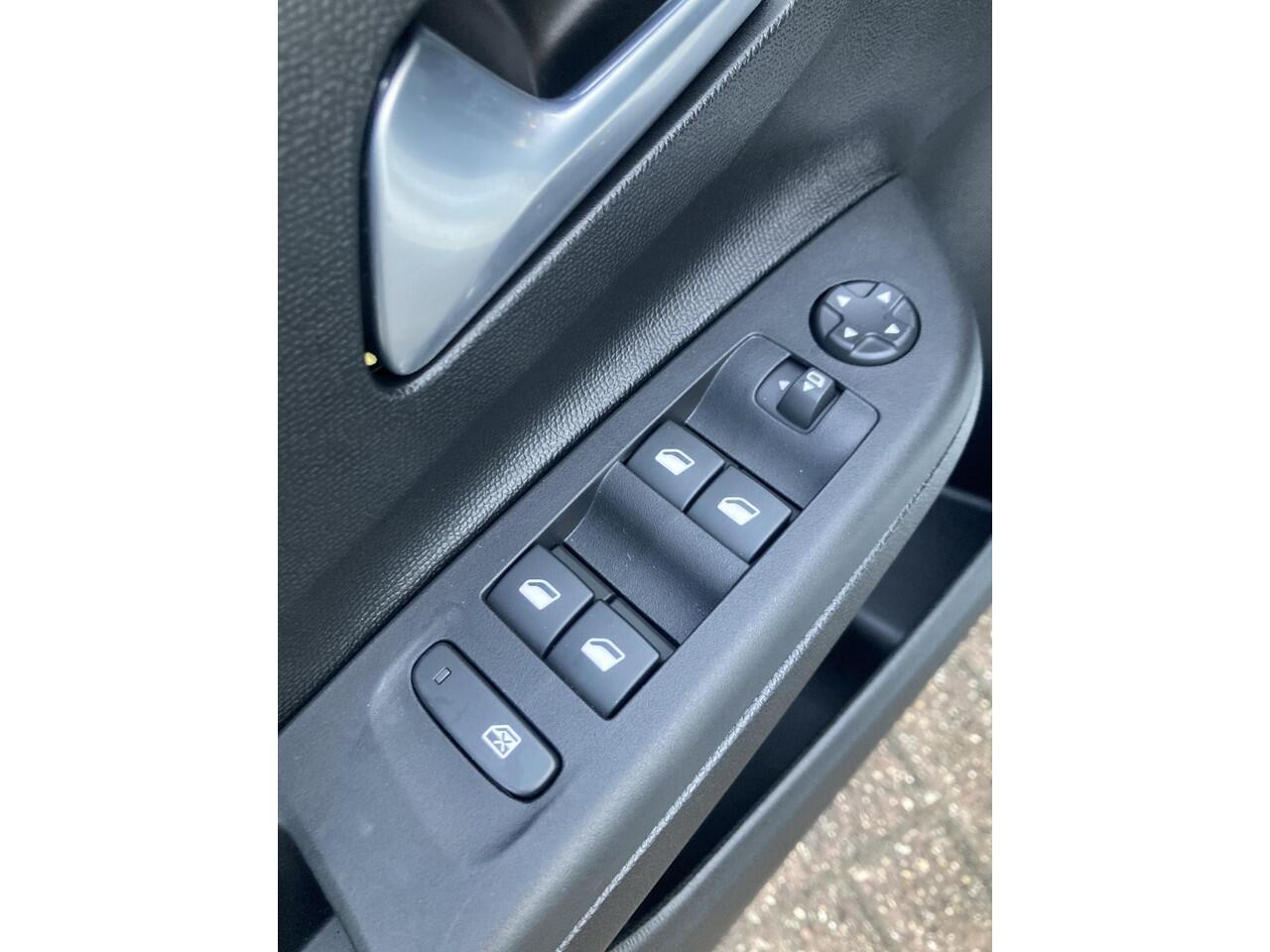 Opel e-Corsa Electric Long Range Business Edition 51 kWh | DEMO | Apple Carplay/ Android Auto | Climate control | Camera | Parkeersensoren | Dodehoek detectie | Cruise Control | Warmtepomp |