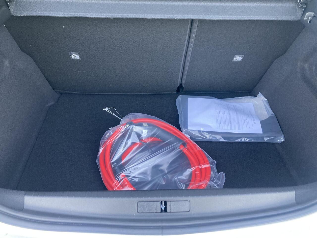 Opel e-Corsa Electric Long Range Business Edition 51 kWh | DEMO | Apple Carplay/ Android Auto | Climate control | Camera | Parkeersensoren | Dodehoek detectie | Cruise Control | Warmtepomp |