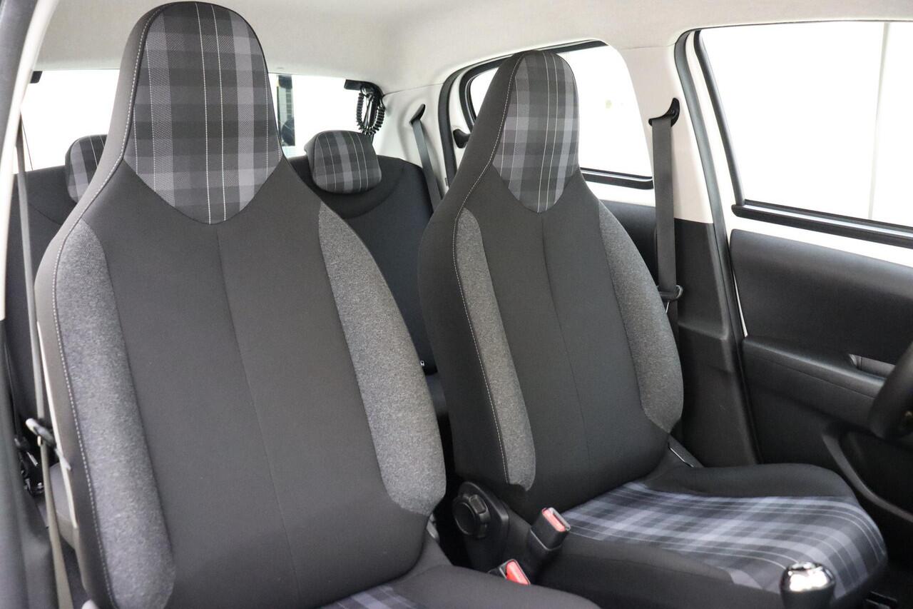 Peugeot 108 1.0 e-VTi Blue Lease Executive Apple Carplay/Android Auto | DAB | Achteruit Rijcamera | Bluetooth | Climate Control | Lichtmetalen Velgen