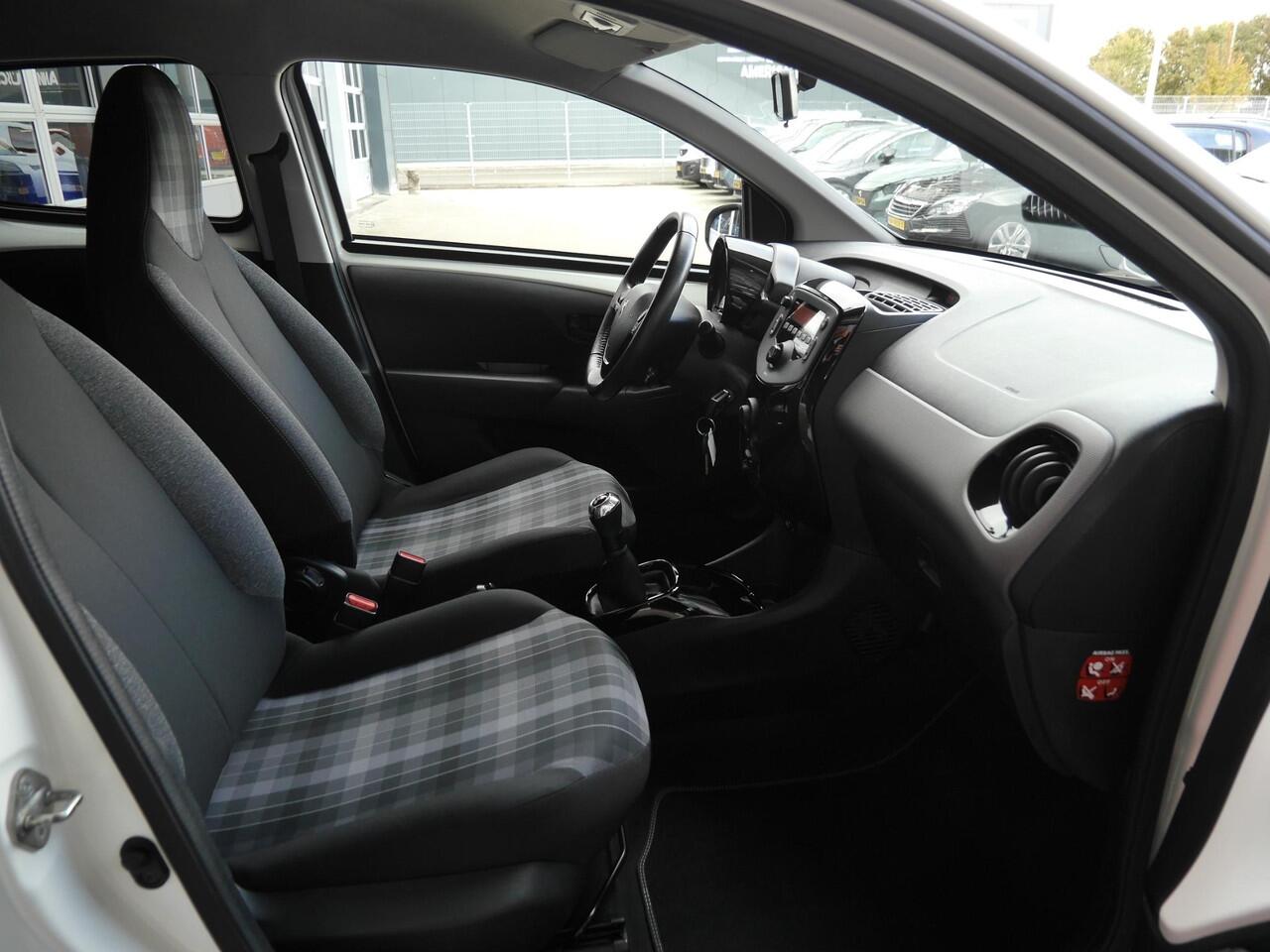 Peugeot 108 1.0 e-VTi Style | Airco | 5 deurs | Extra getint glas | Mistlampen | Elektrische ramen voor | Chrome spiegelkappen | Snelheidsbegrenzer