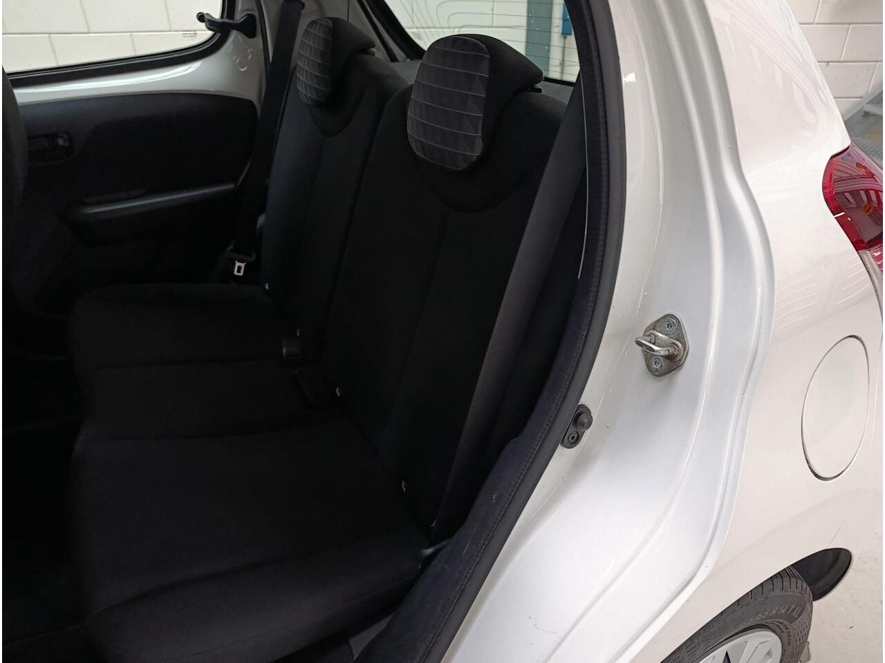 Peugeot 108 1.0 e-VTi Active Airconditioning | Audiosysteem | Centrale vergrendeling | Electrische bedienbare ramen,