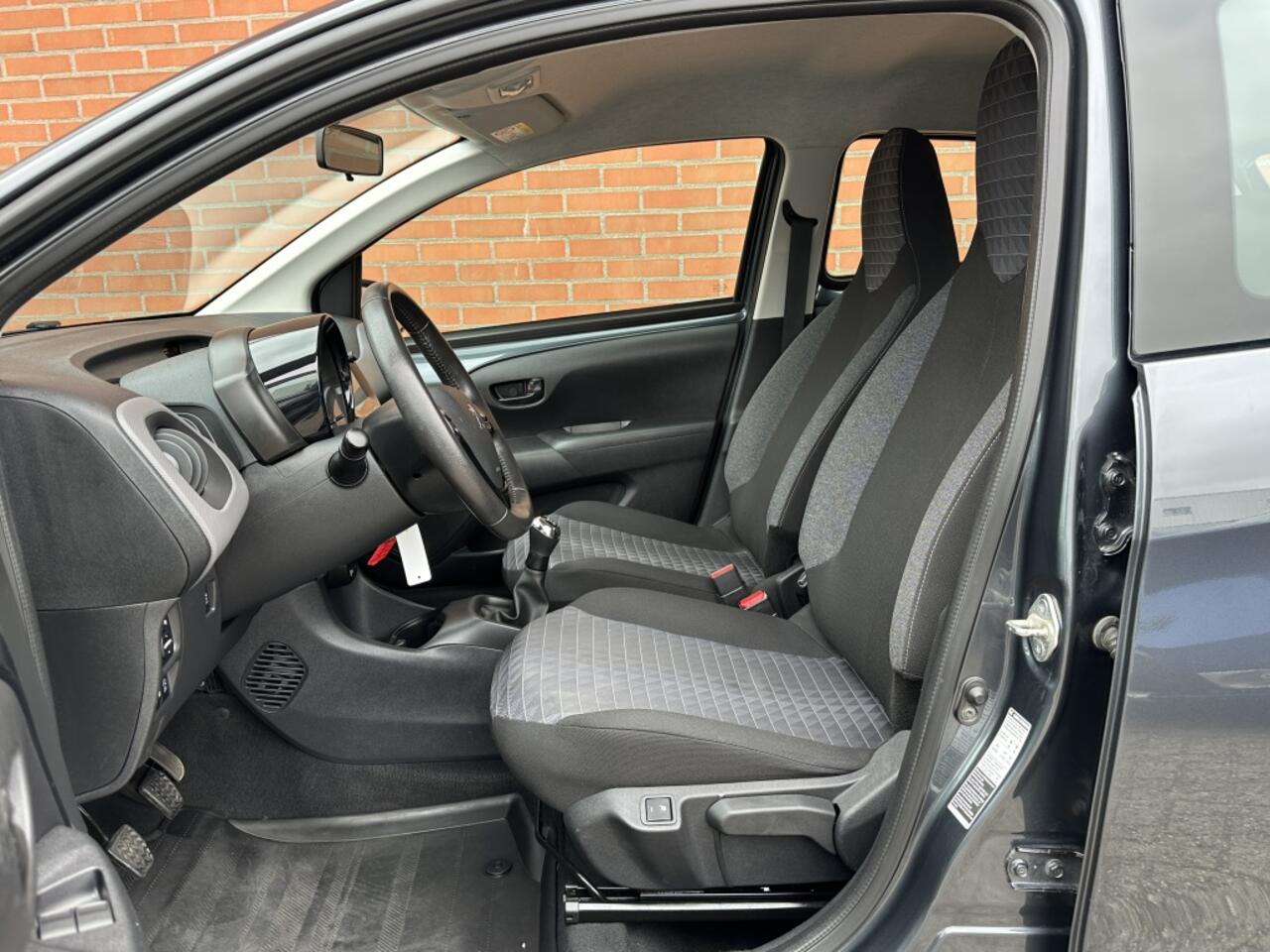 Peugeot 108 1.0 e-VTi Active Pack Techno- Petit, charmant & techno chic!