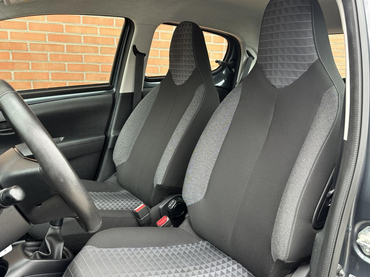 Peugeot 108 1.0 e-VTi Active Pack Techno- Petit, charmant & techno chic!