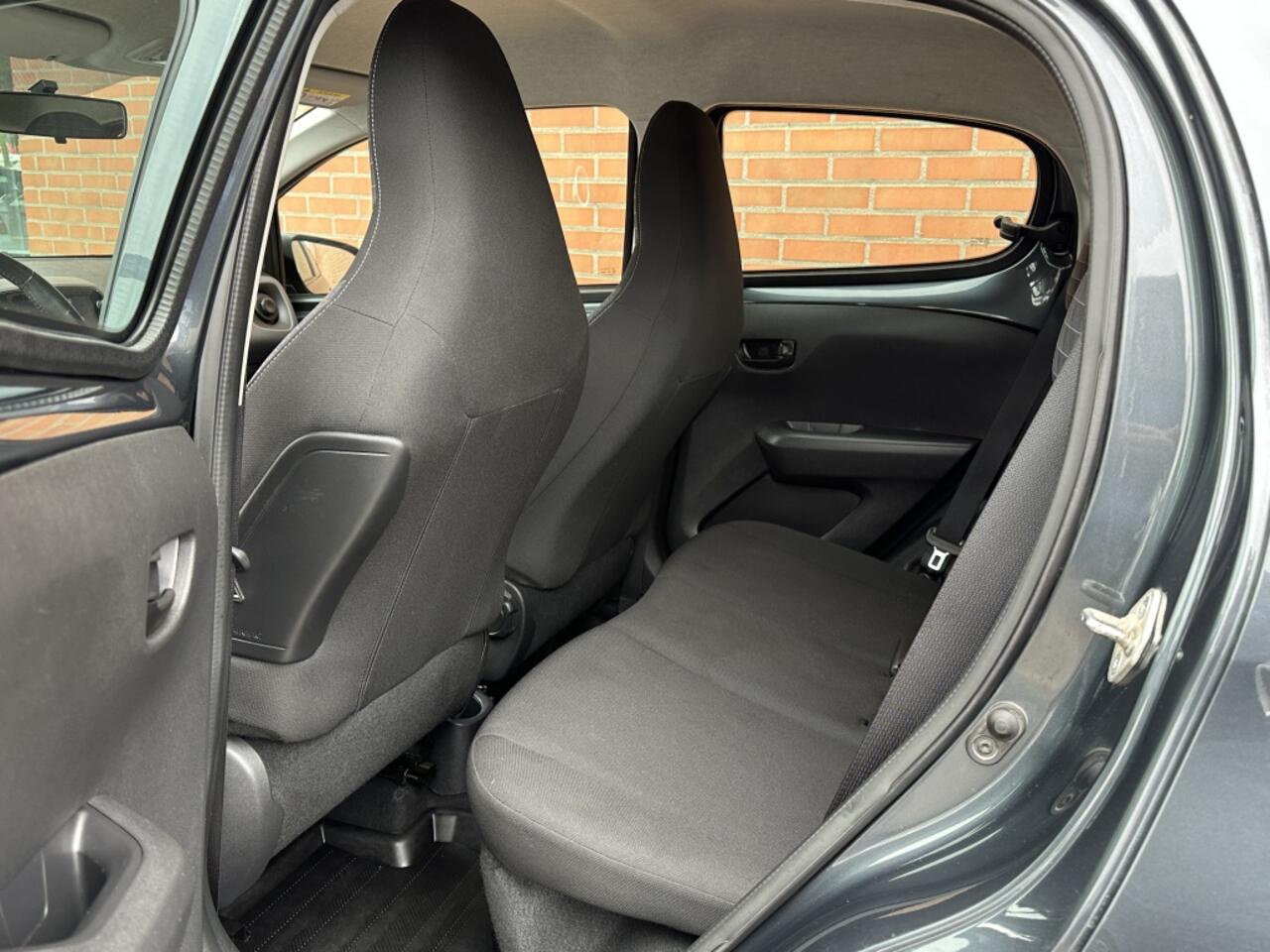 Peugeot 108 1.0 e-VTi Active Pack Techno- Petit, charmant & techno chic!